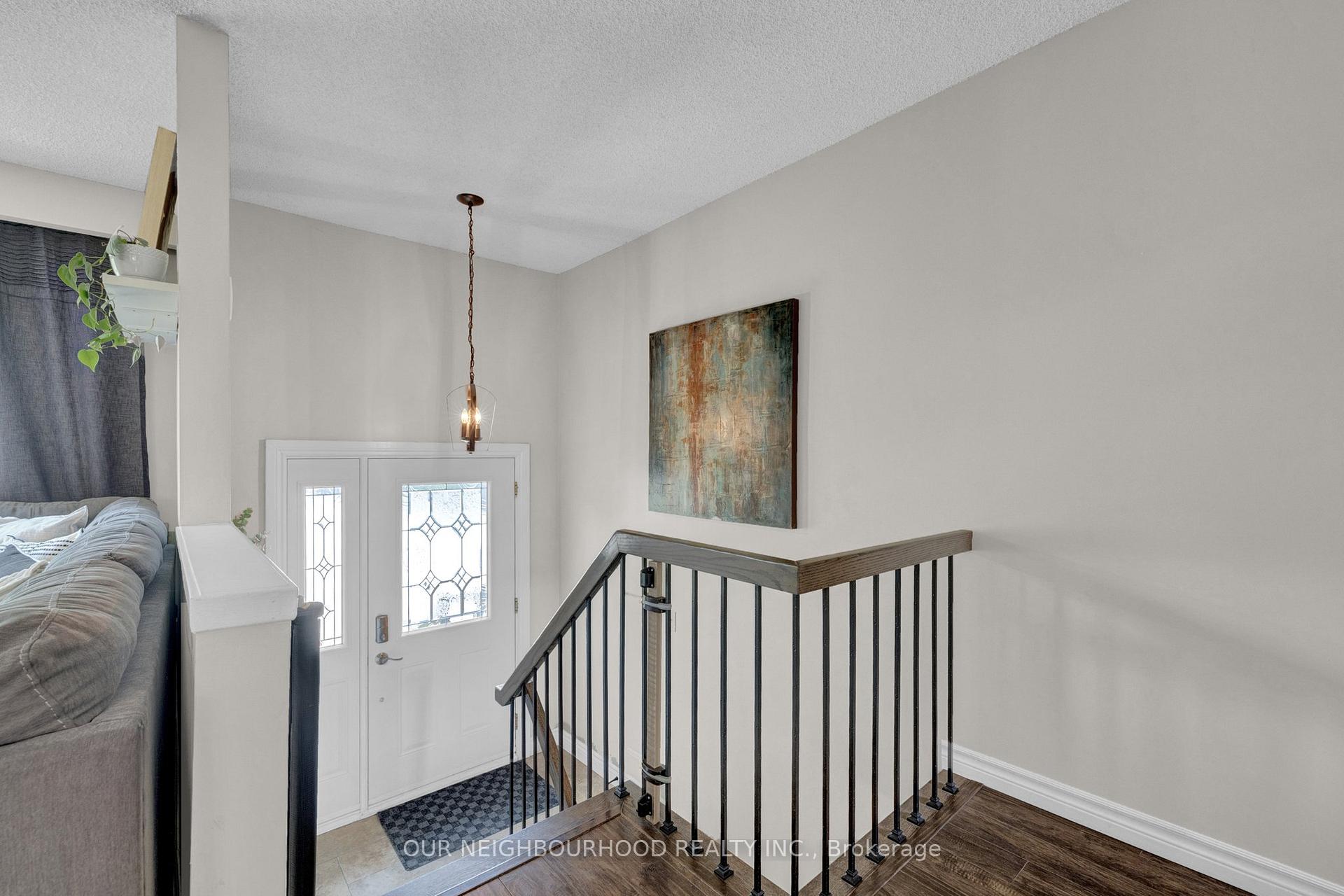 Photo 3 of 8 Chantel Court, Clarington, Bowmanville — HOMEH