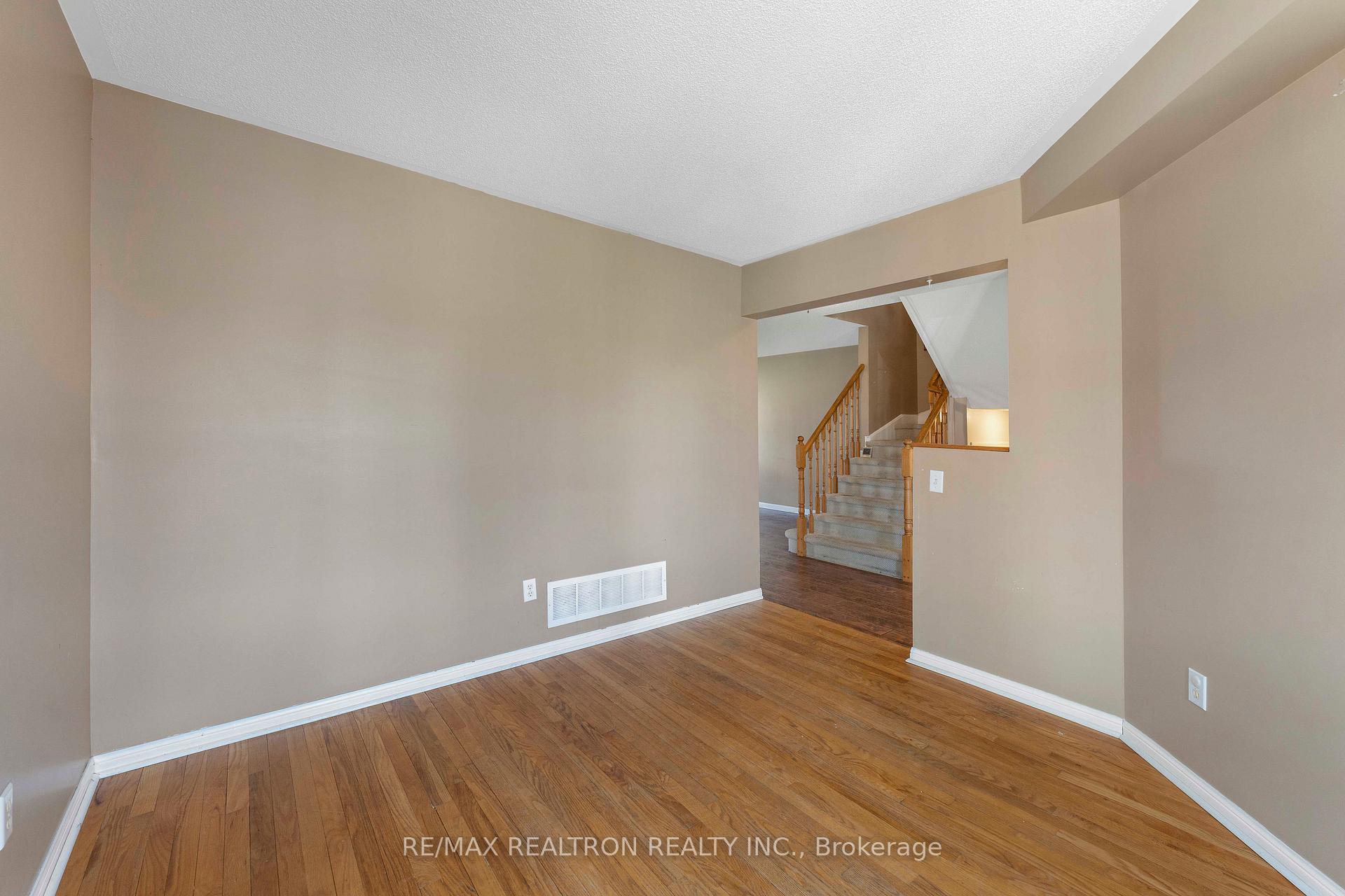 Photo 33 of 34 Aikens Crescent, Barrie, Holly — HOMEH