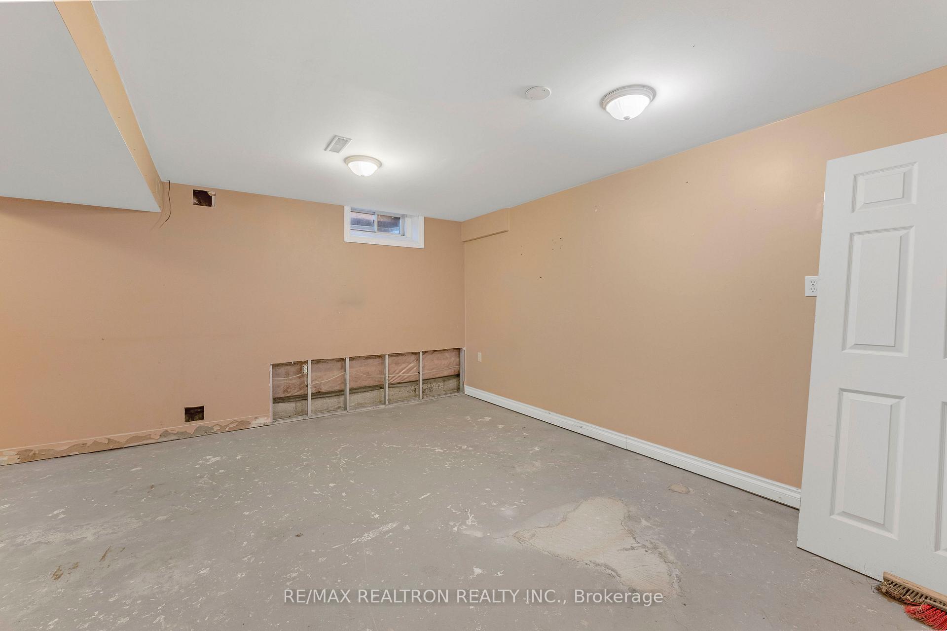 Photo 32 of 34 Aikens Crescent, Barrie, Holly — HOMEH