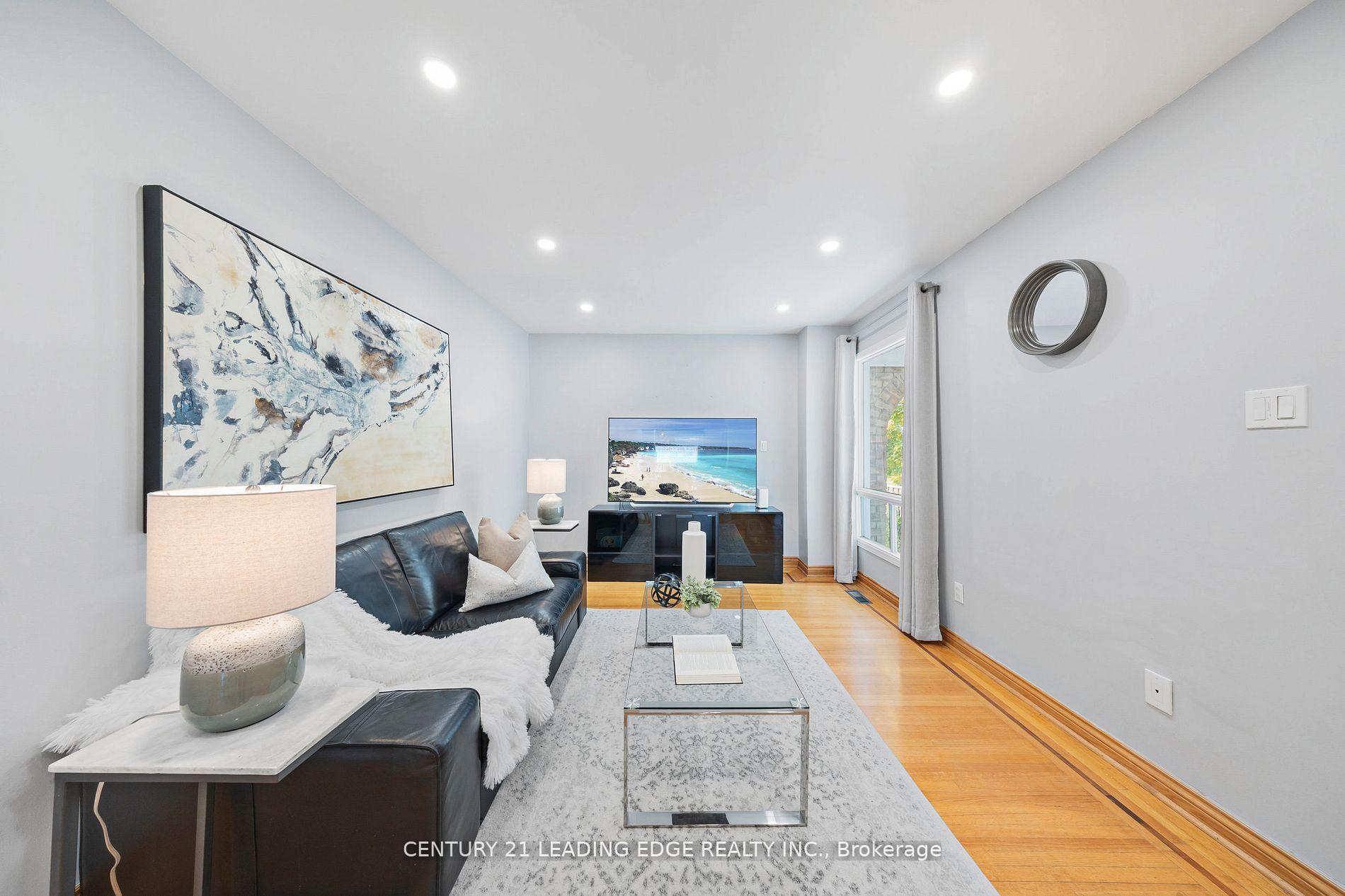Photo 3 of 47 Peachtree Place, Vaughan, Glen Shields — HOMEH