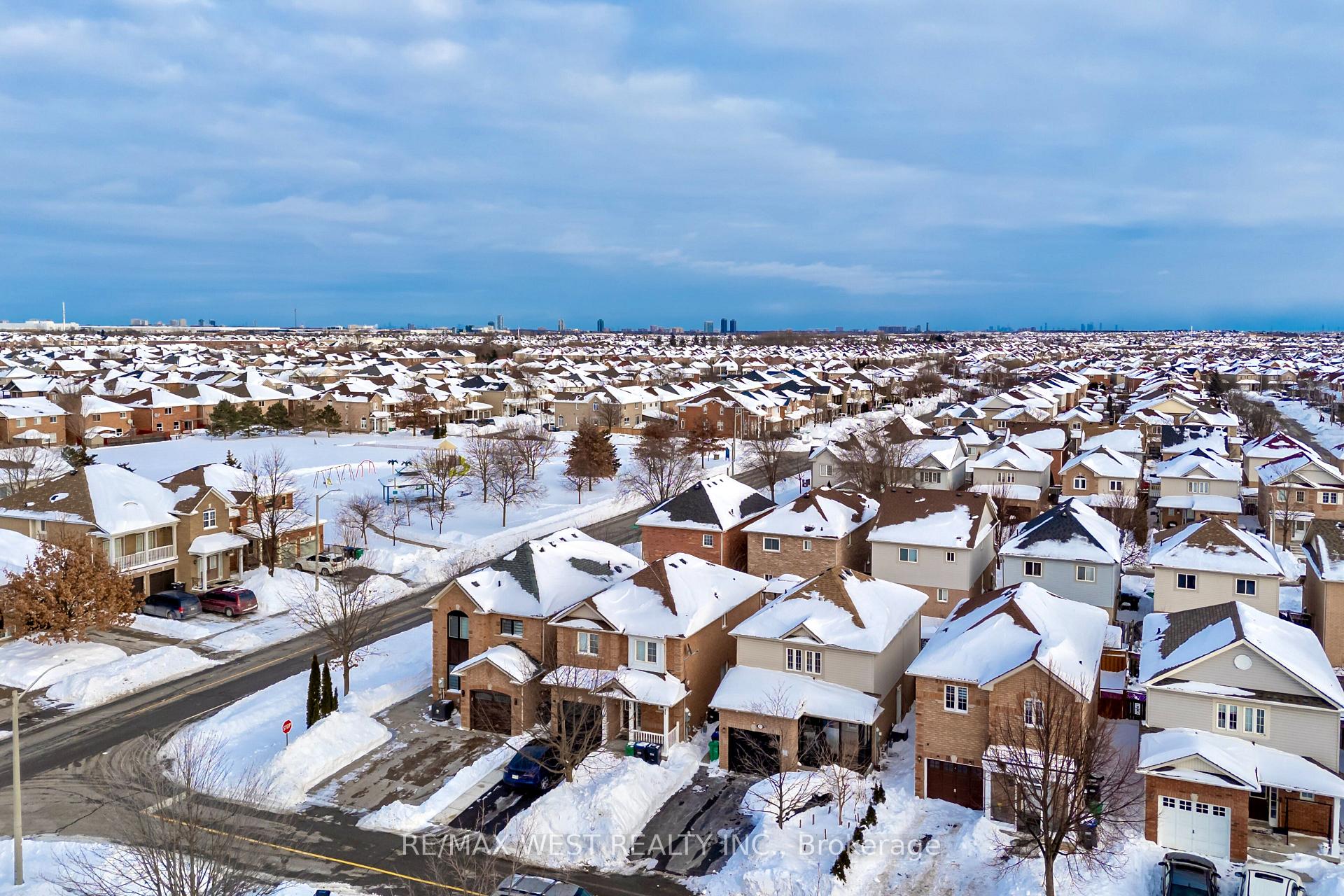 Photo 13 of 83 Ridgemore Crescent, Brampton, Fletcher's Meadow — HOMEH
