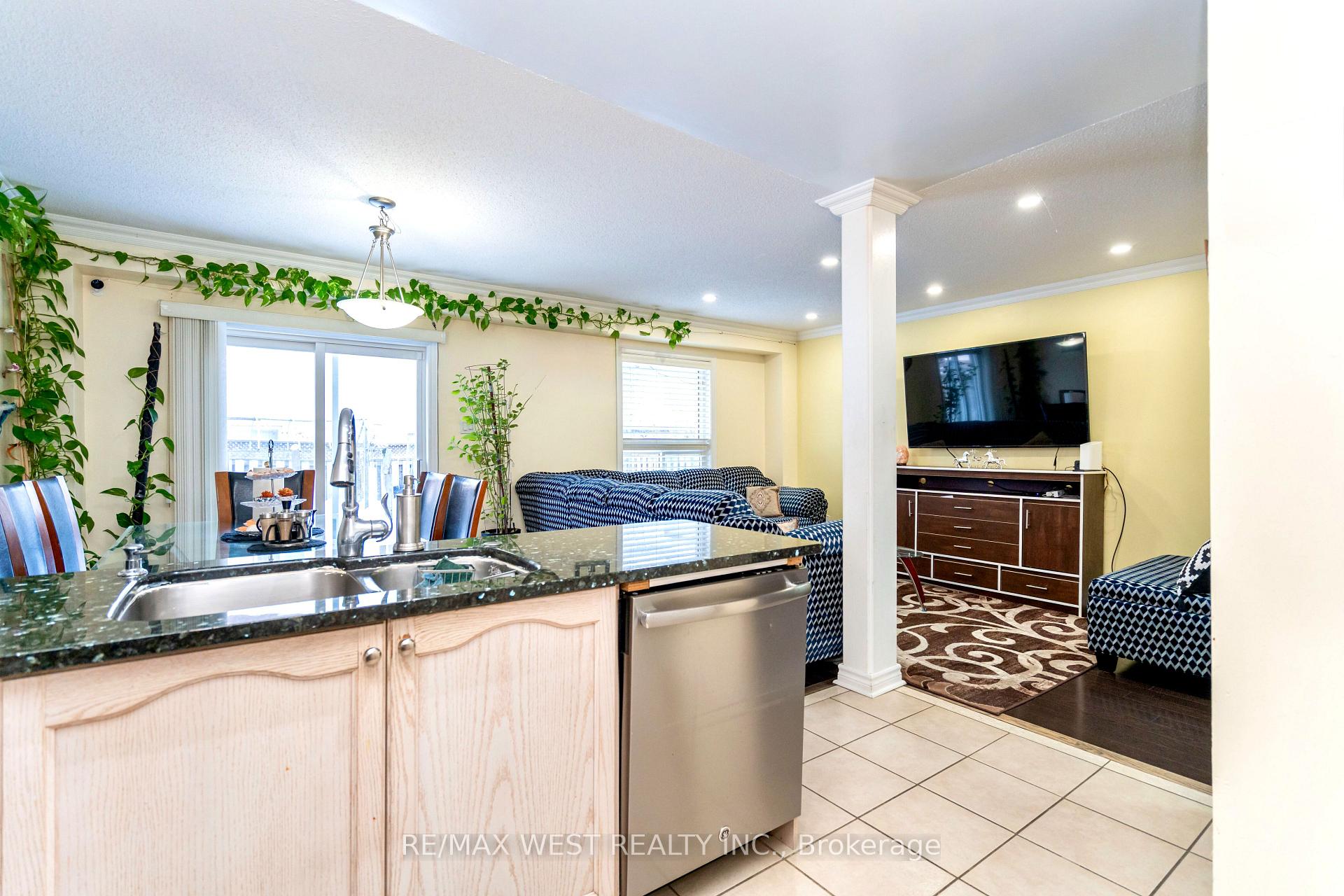 Photo 5 of 83 Ridgemore Crescent, Brampton, Fletcher's Meadow — HOMEH