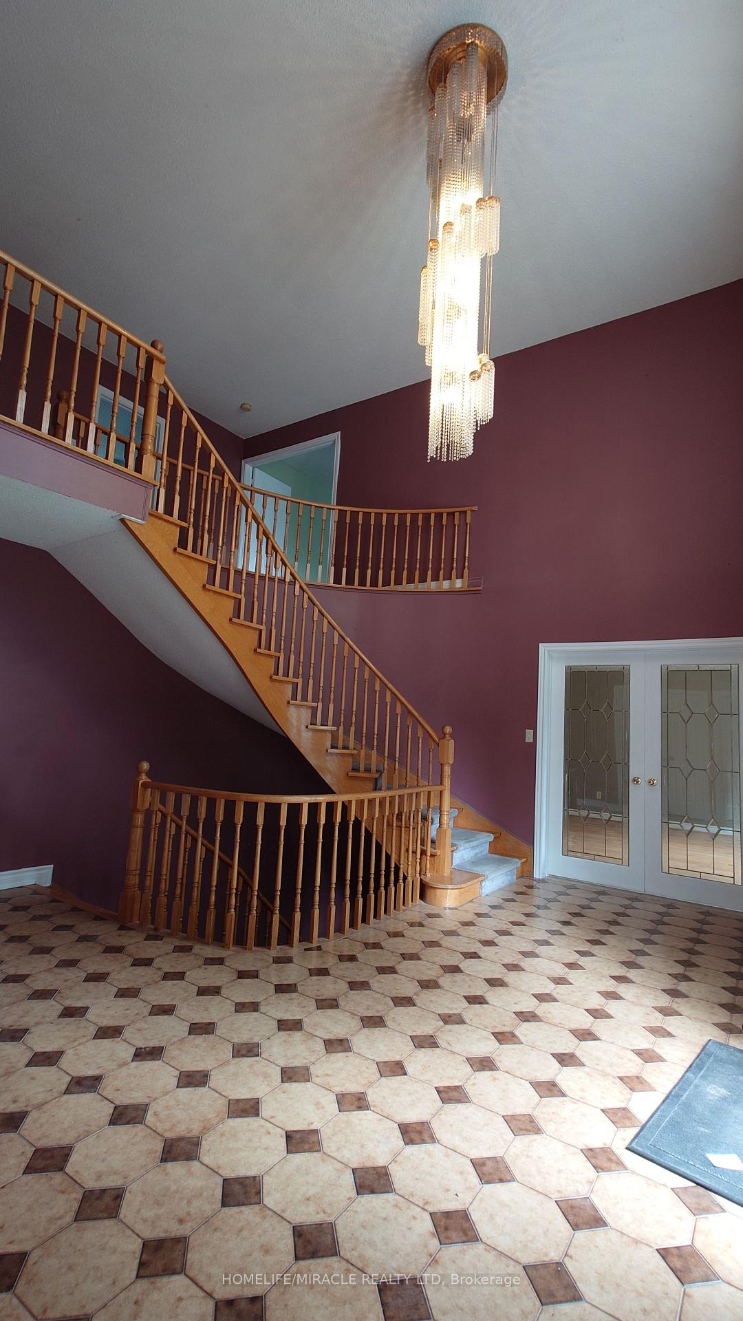 Photo 5 of 12 Ostrander Boulevard, Brampton, Huttonville — HOMEH