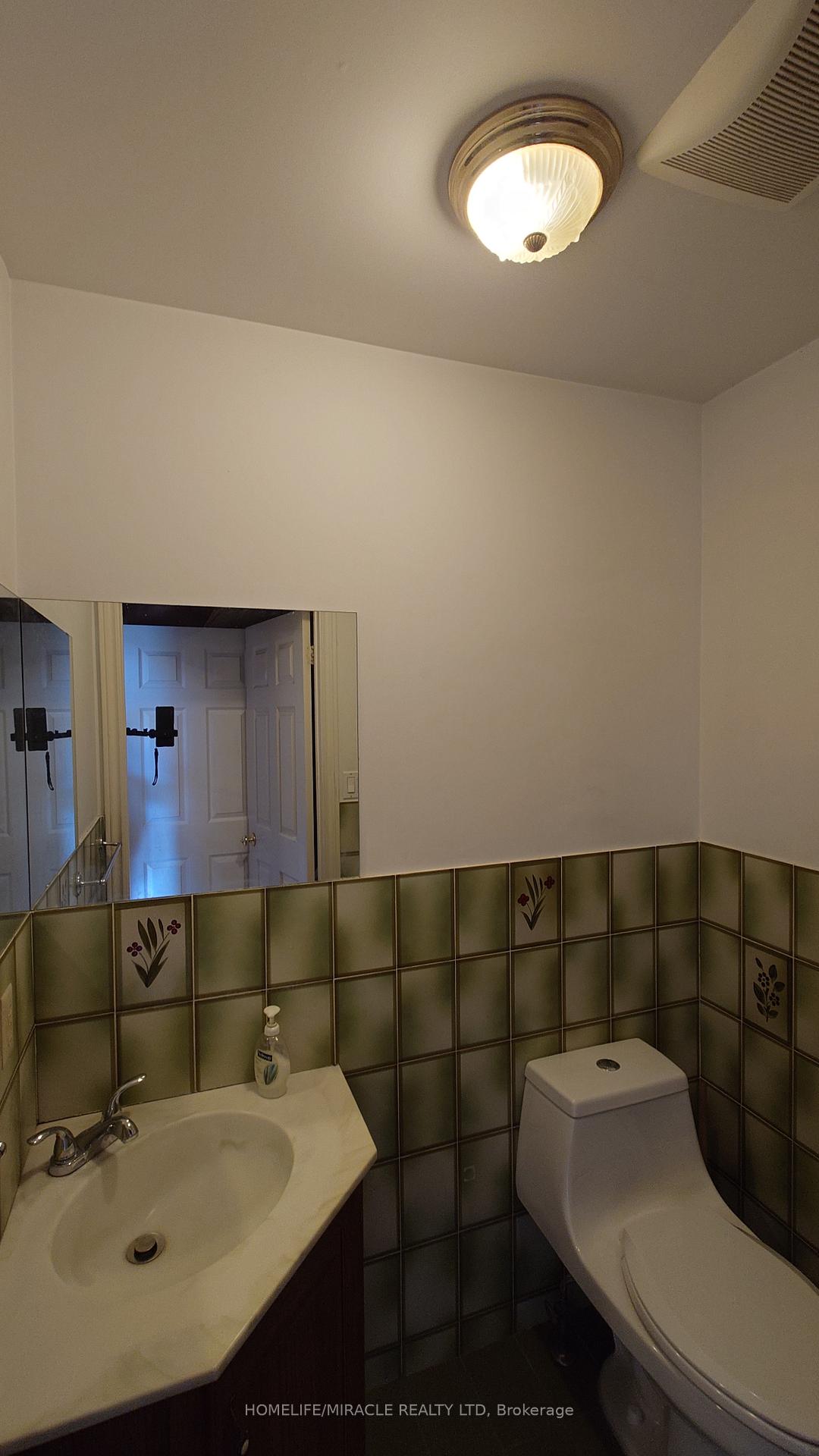 Photo 3 of 12 Ostrander Boulevard, Brampton, Huttonville — HOMEH