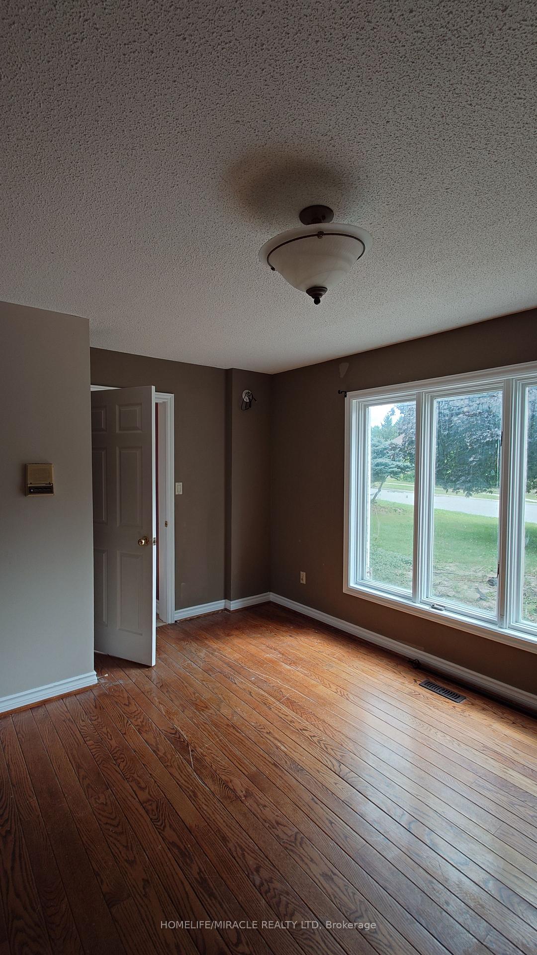 Photo 13 of 12 Ostrander Boulevard, Brampton, Huttonville — HOMEH