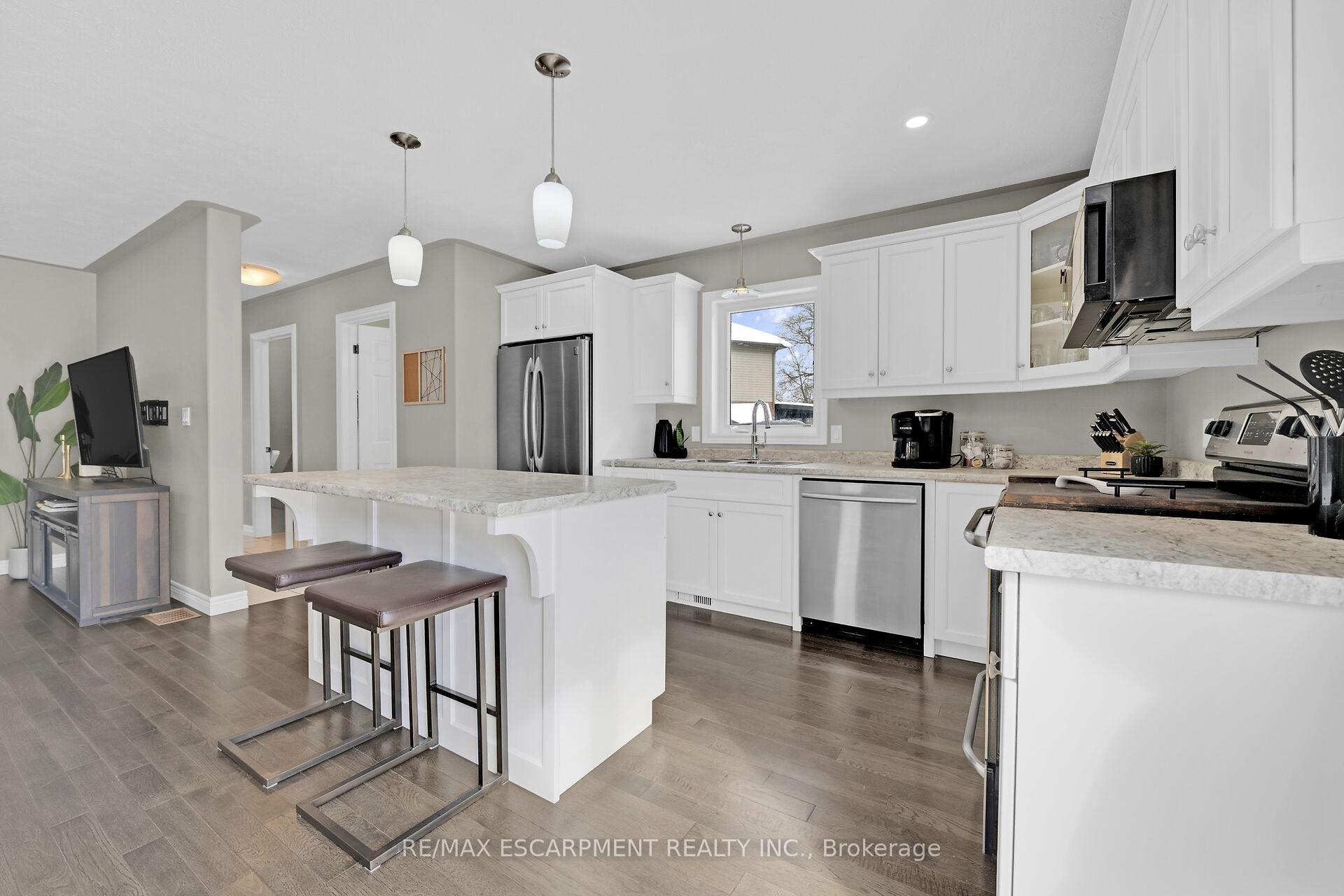 Photo 3 of 102 Macneil Court, Haldimand — HOMEH