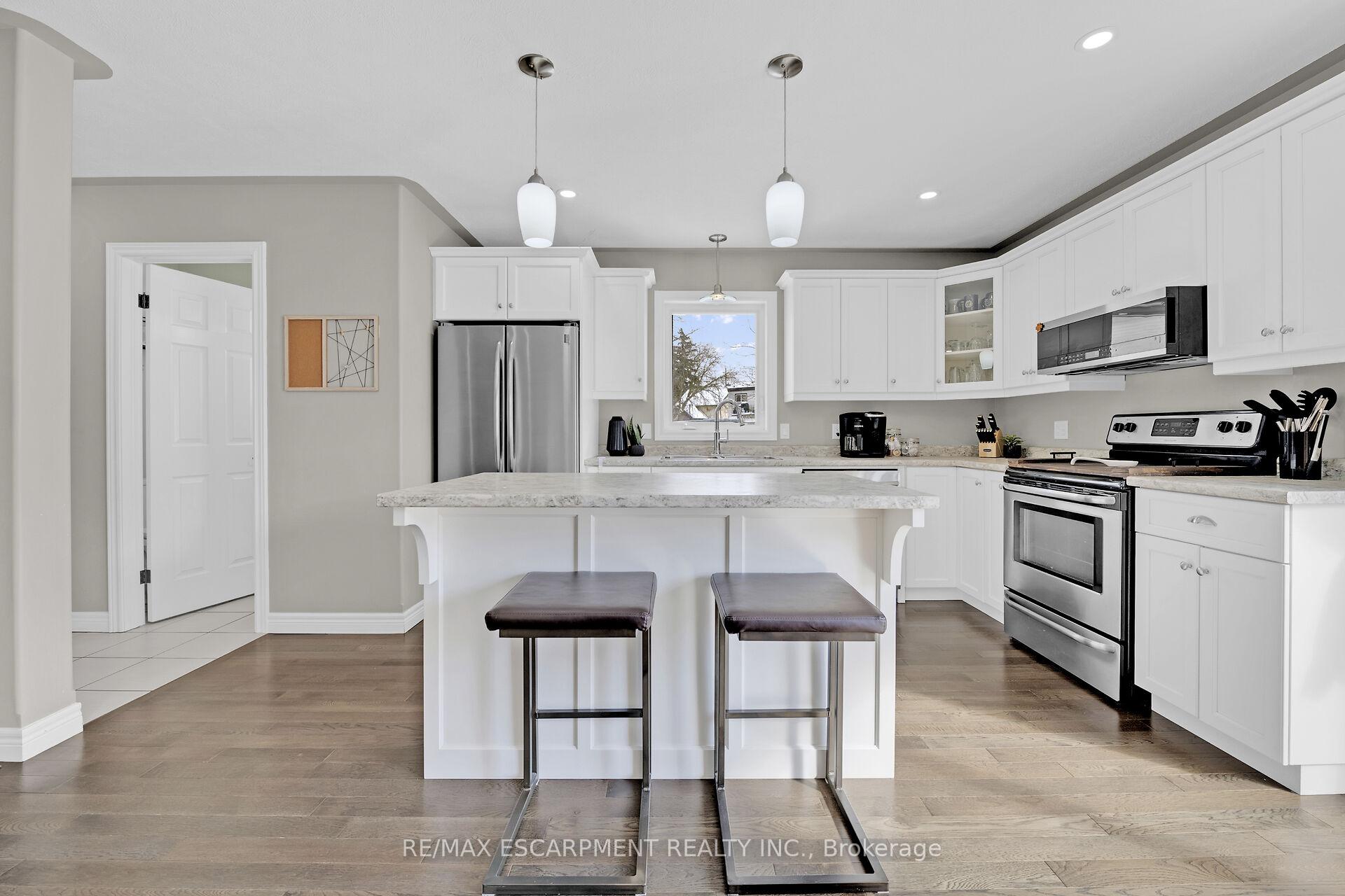 Photo 8 of 102 Macneil Court, Haldimand — HOMEH