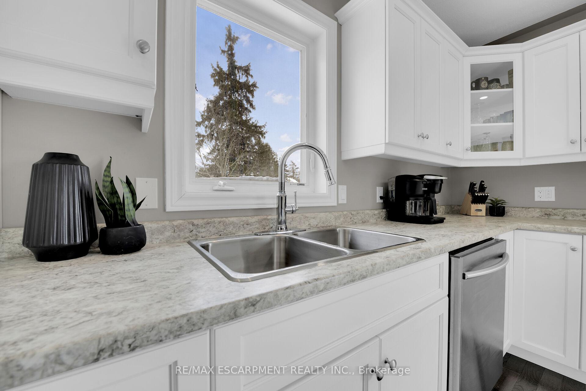 Photo 5 of 102 Macneil Court, Haldimand — HOMEH