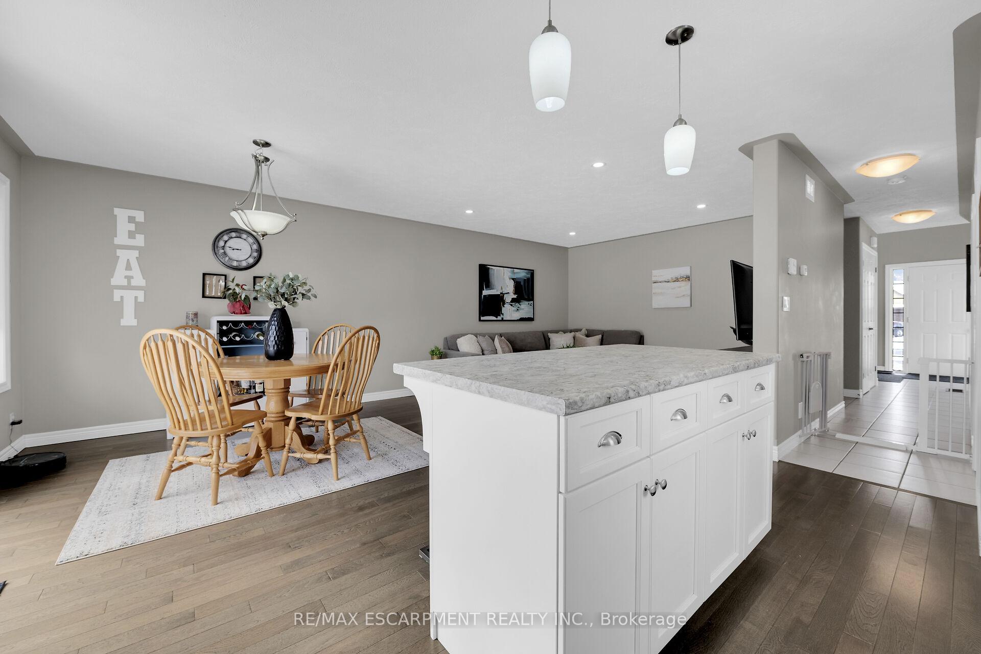Photo 4 of 102 Macneil Court, Haldimand — HOMEH