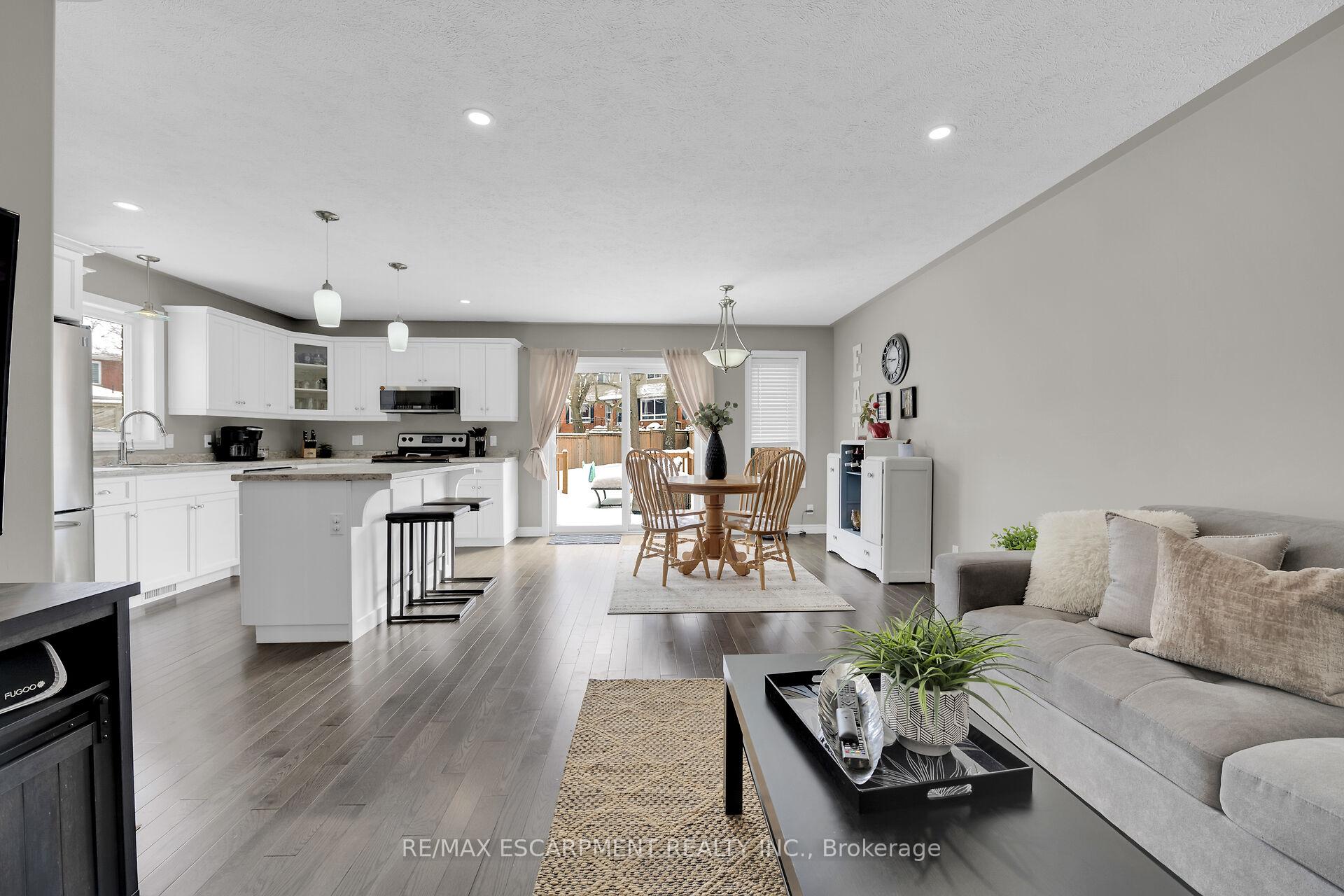 Photo 7 of 102 Macneil Court, Haldimand — HOMEH