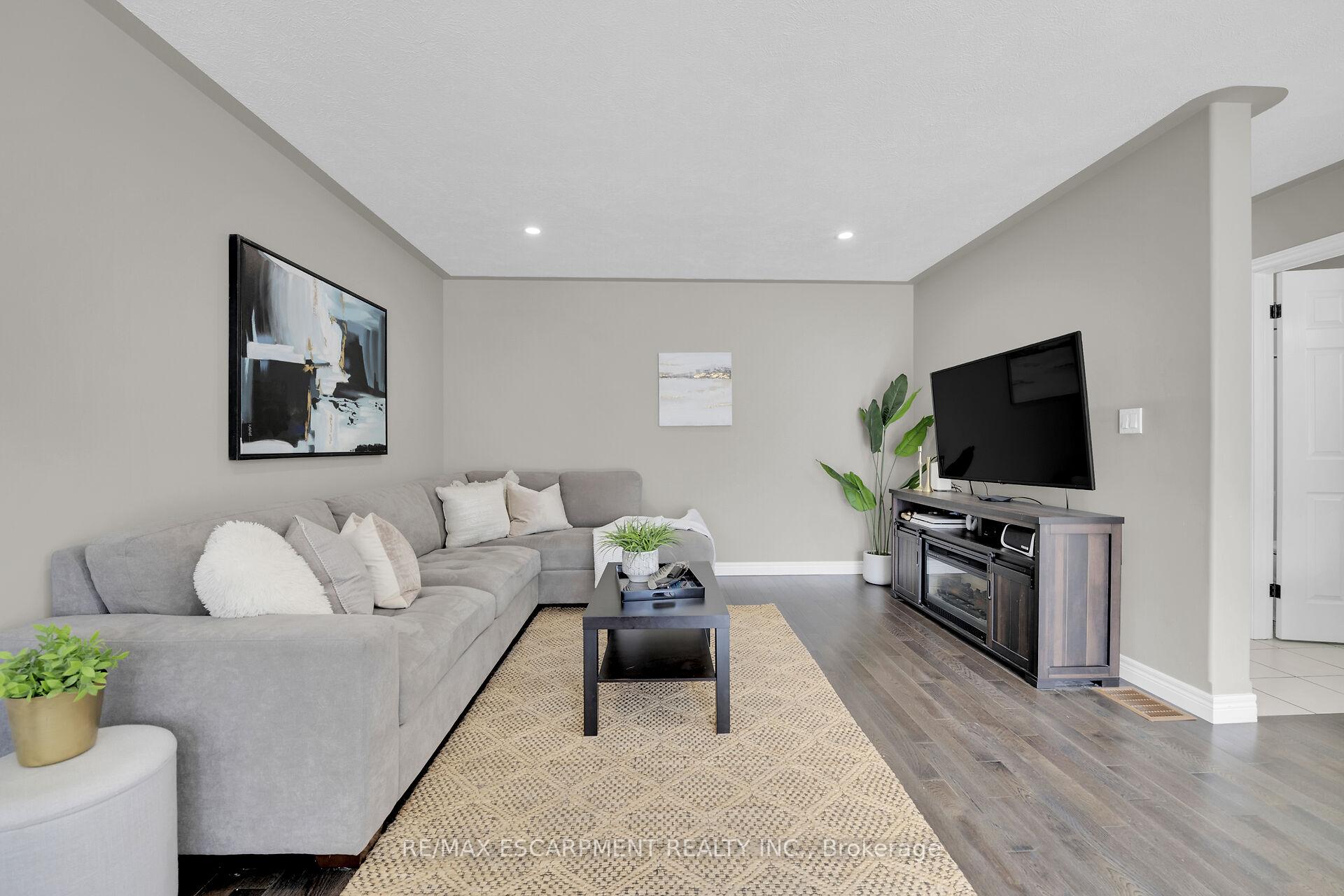 Photo 20 of 102 Macneil Court, Haldimand — HOMEH