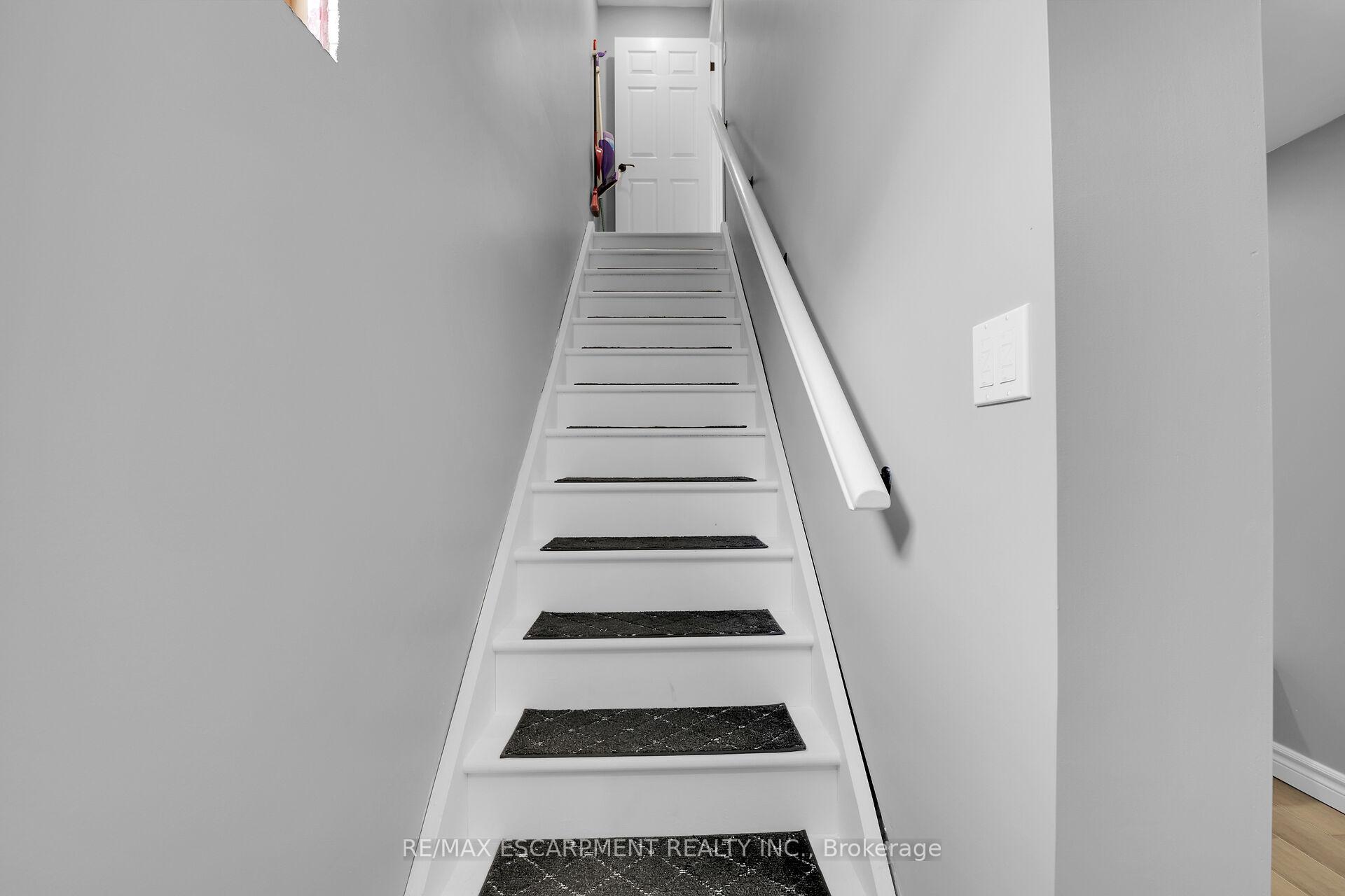 Photo 30 of 102 Macneil Court, Haldimand — HOMEH