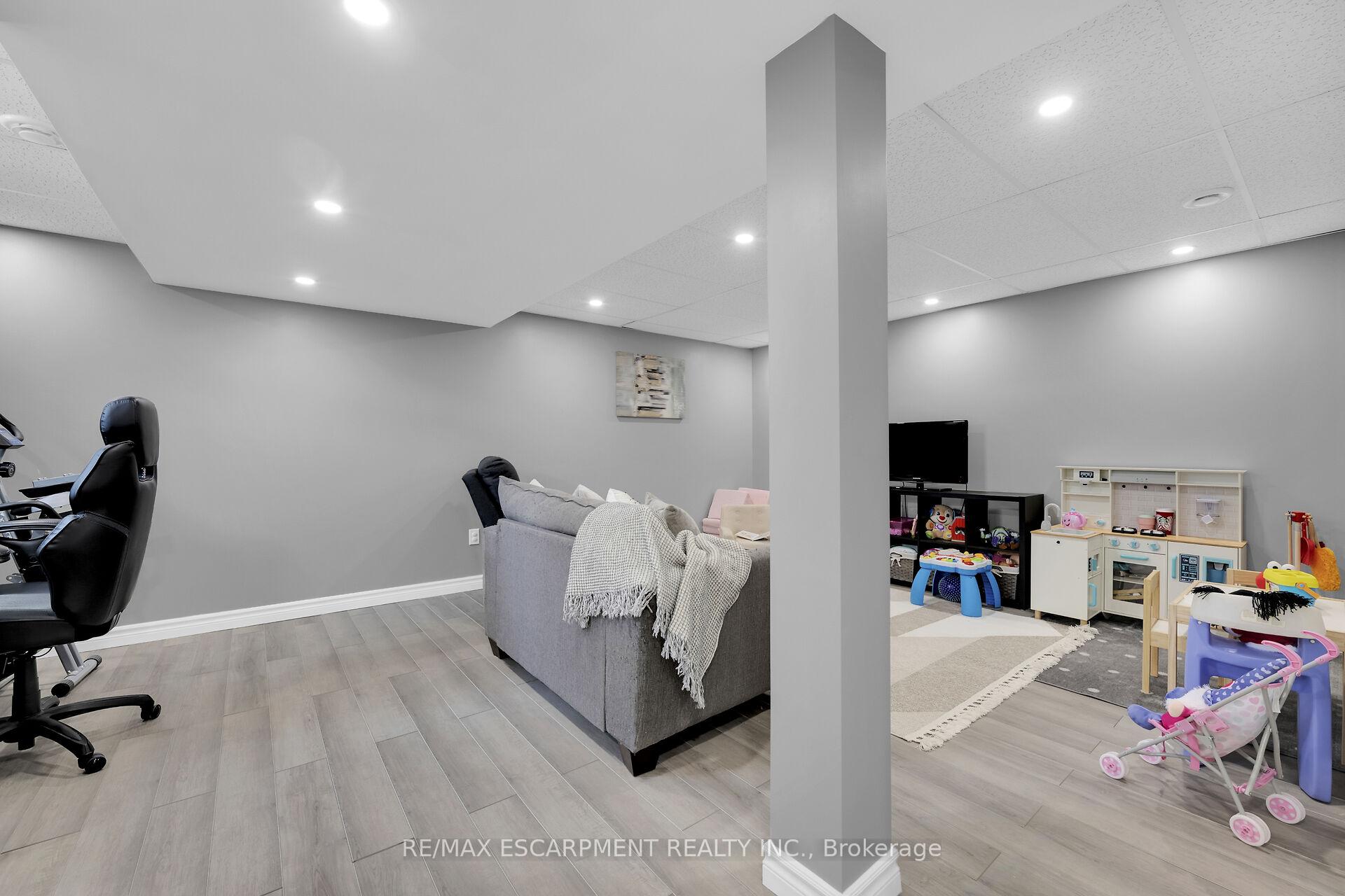 Photo 38 of 102 Macneil Court, Haldimand — HOMEH