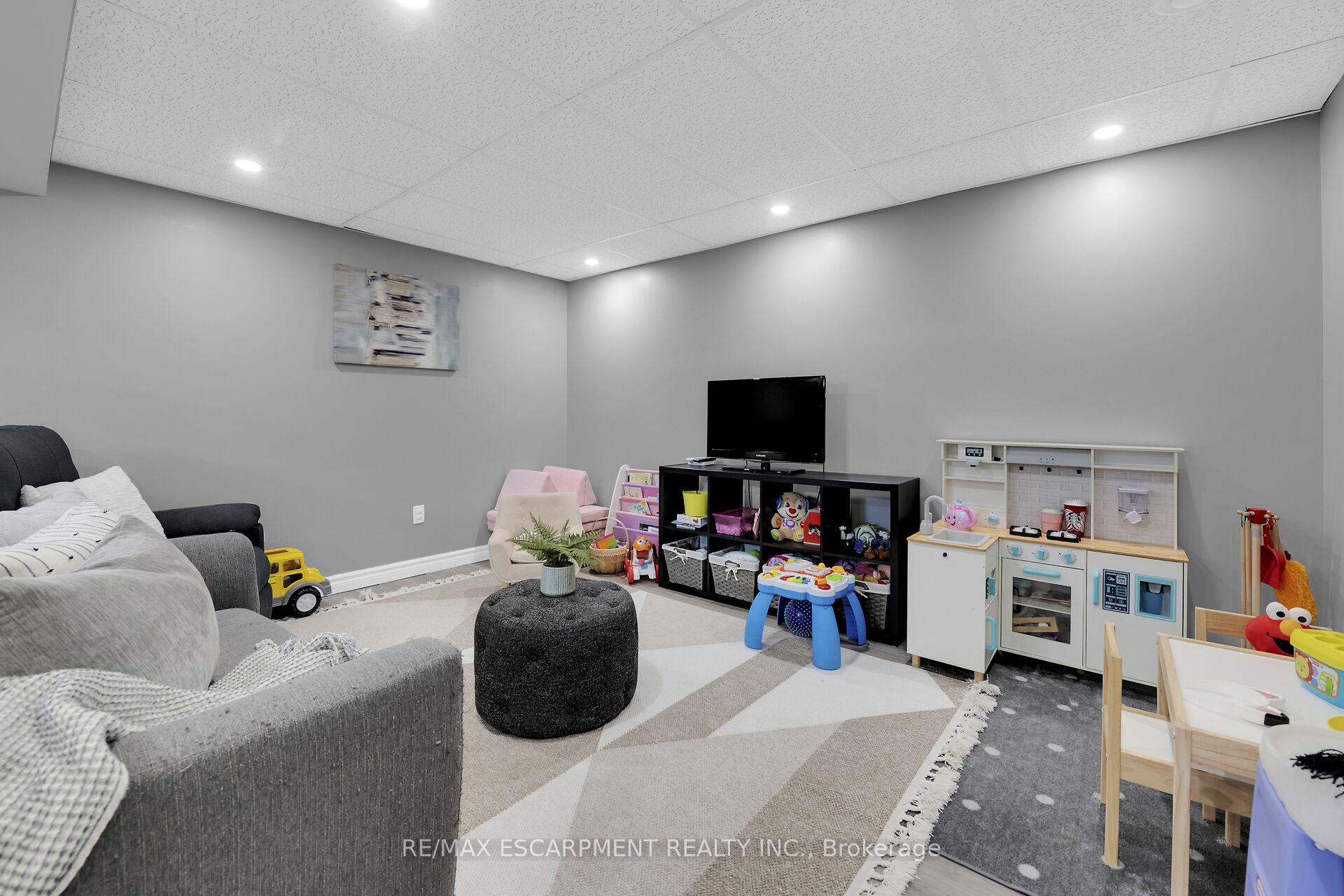 Photo 33 of 102 Macneil Court, Haldimand — HOMEH