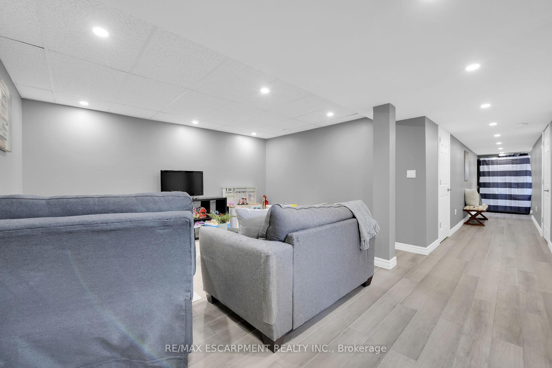 Photo 36 of 102 Macneil Court, Haldimand — HOMEH