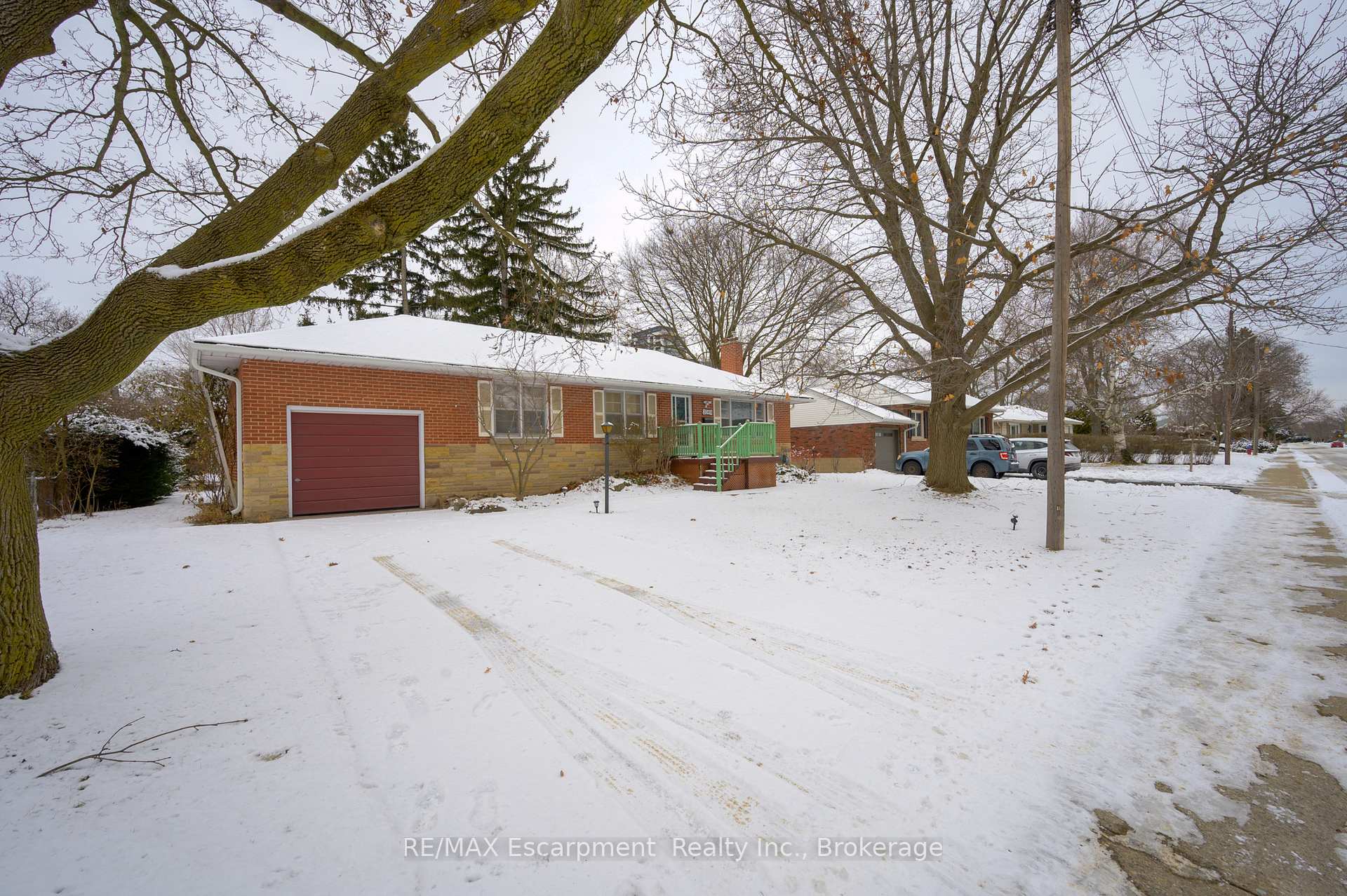 Photo 2 of 2049 Maplewood Drive, Burlington, Brant — HOMEH