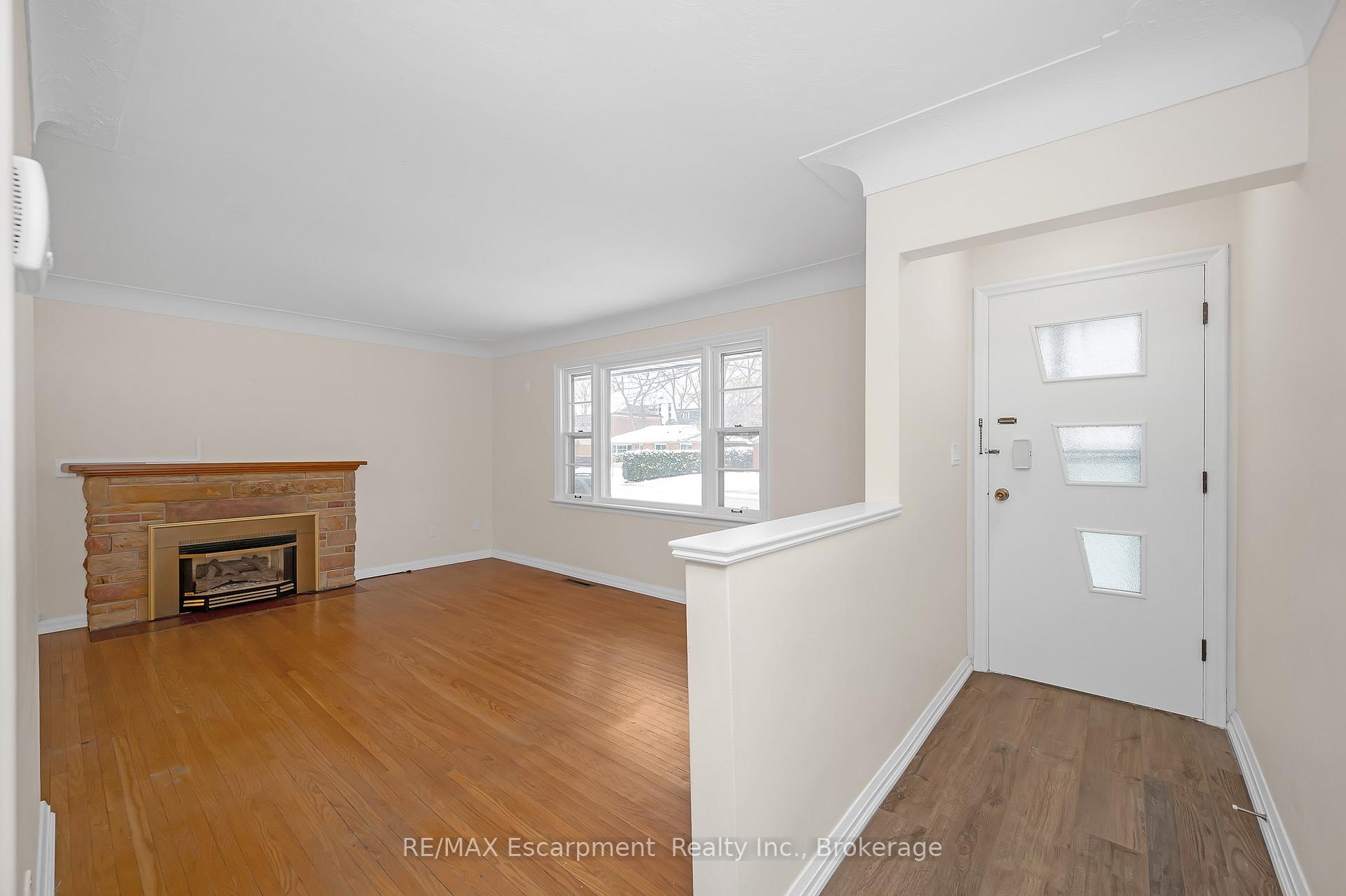 Photo 4 of 2049 Maplewood Drive, Burlington, Brant — HOMEH
