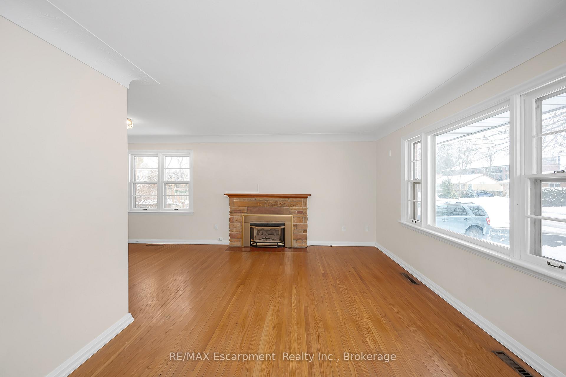 Photo 5 of 2049 Maplewood Drive, Burlington, Brant — HOMEH