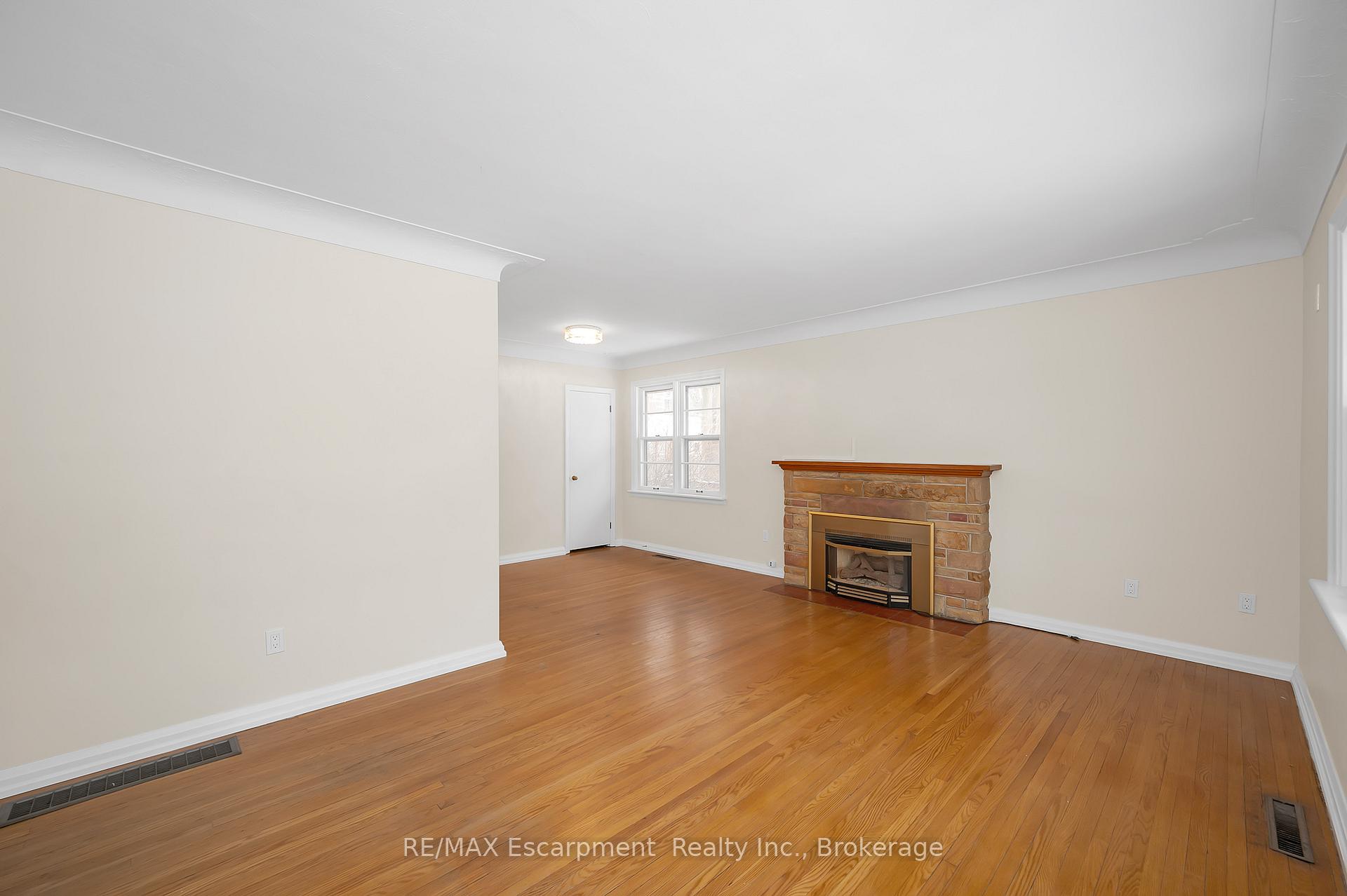 Photo 6 of 2049 Maplewood Drive, Burlington, Brant — HOMEH