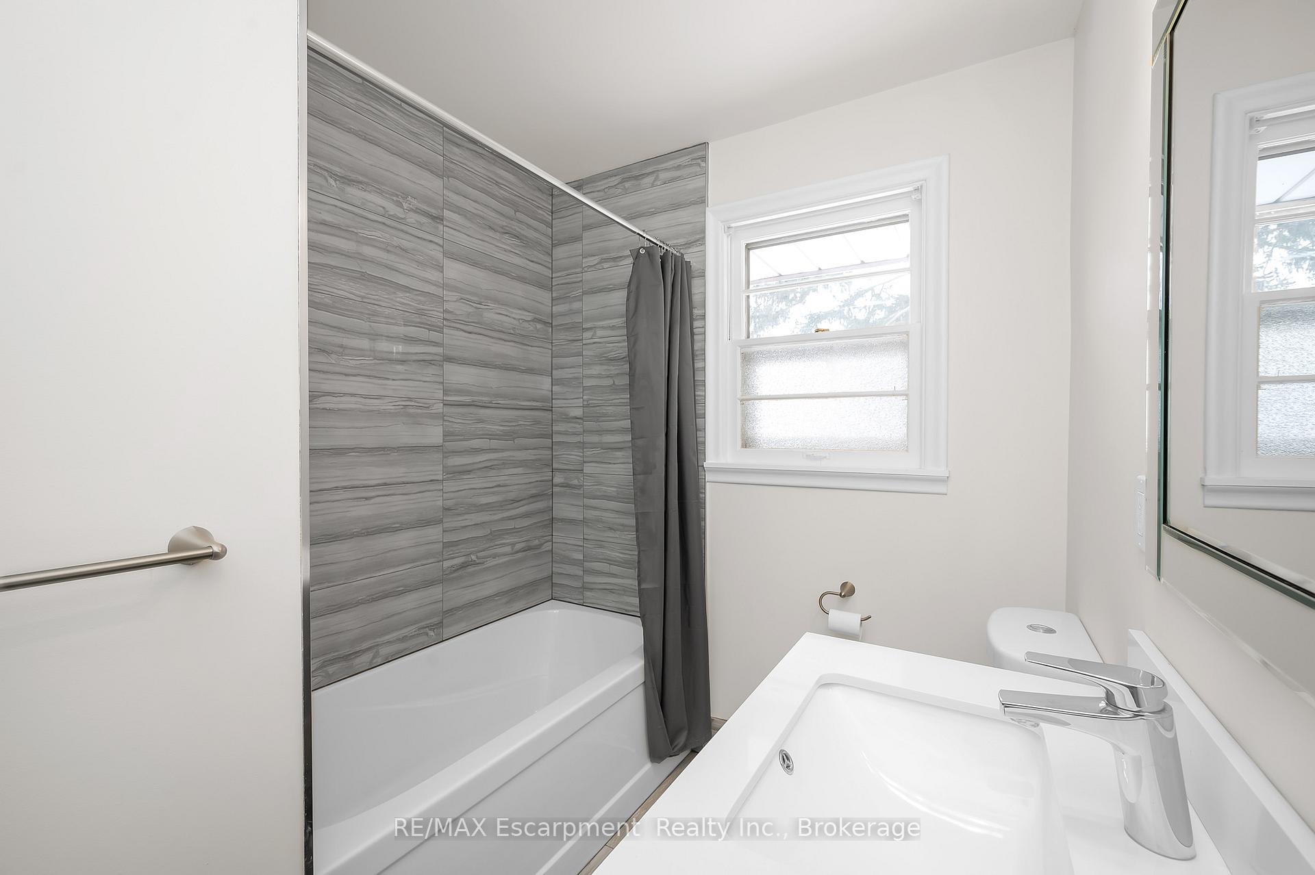 Photo 14 of 2049 Maplewood Drive, Burlington, Brant — HOMEH