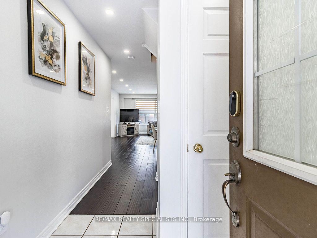 Photo 2 of 17 Edenvalley Road, Brampton, Fletcher's Meadow — HOMEH