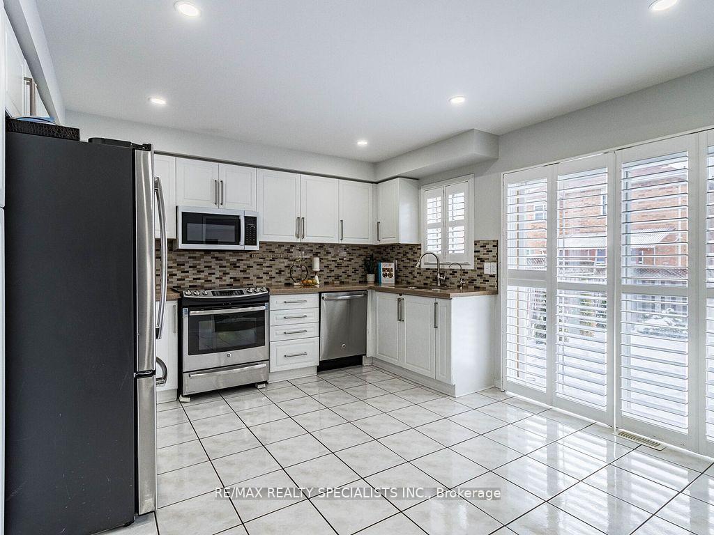 Photo 23 of 17 Edenvalley Road, Brampton, Fletcher's Meadow — HOMEH