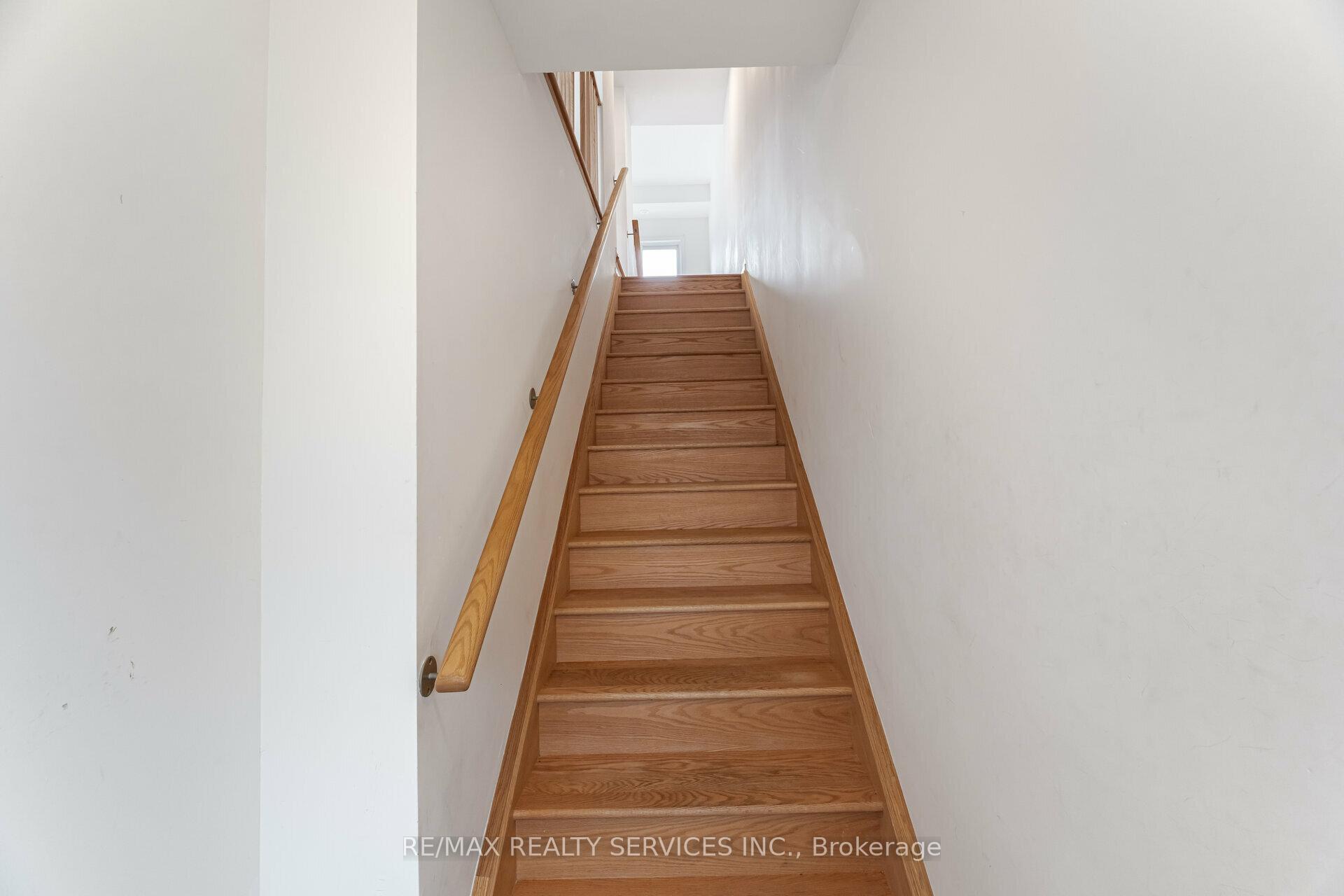 Photo 3 of Unit 98, 85 Danzatore Path, Oshawa, Windfields — HOMEH