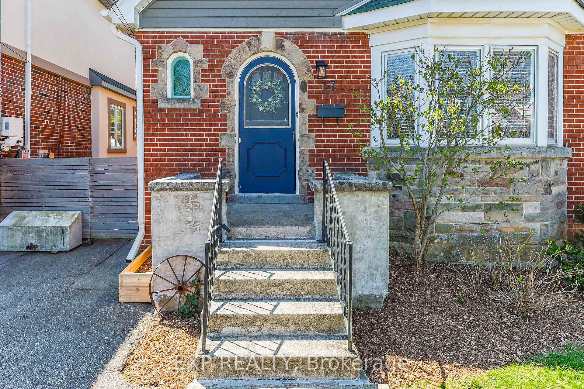 Photo 3 of 17 Edgevale Road, Hamilton, Westdale — HOMEH