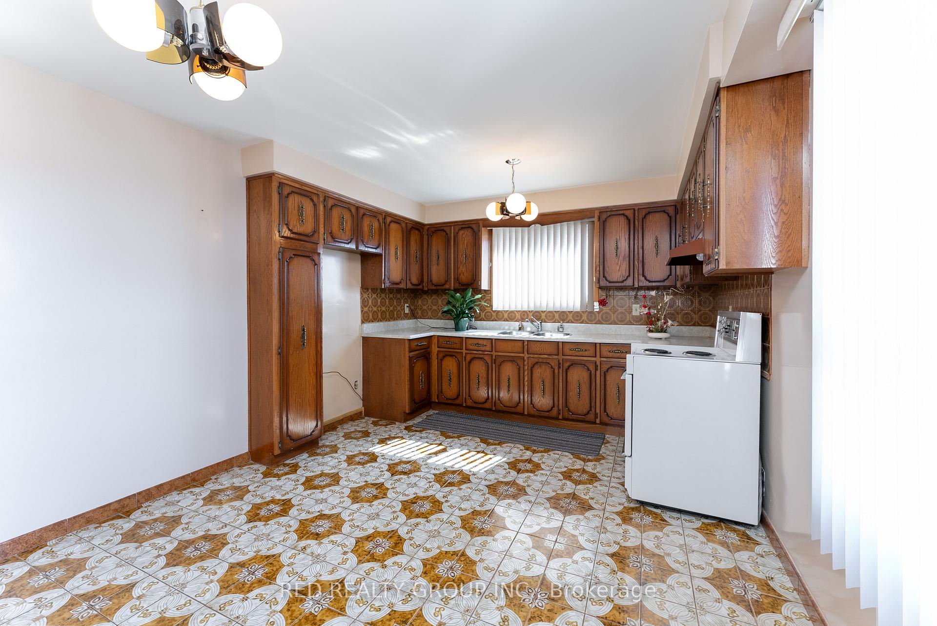 Photo 12 of 532 Westmount Avenue, Toronto, Oakwood Village — HOMEH