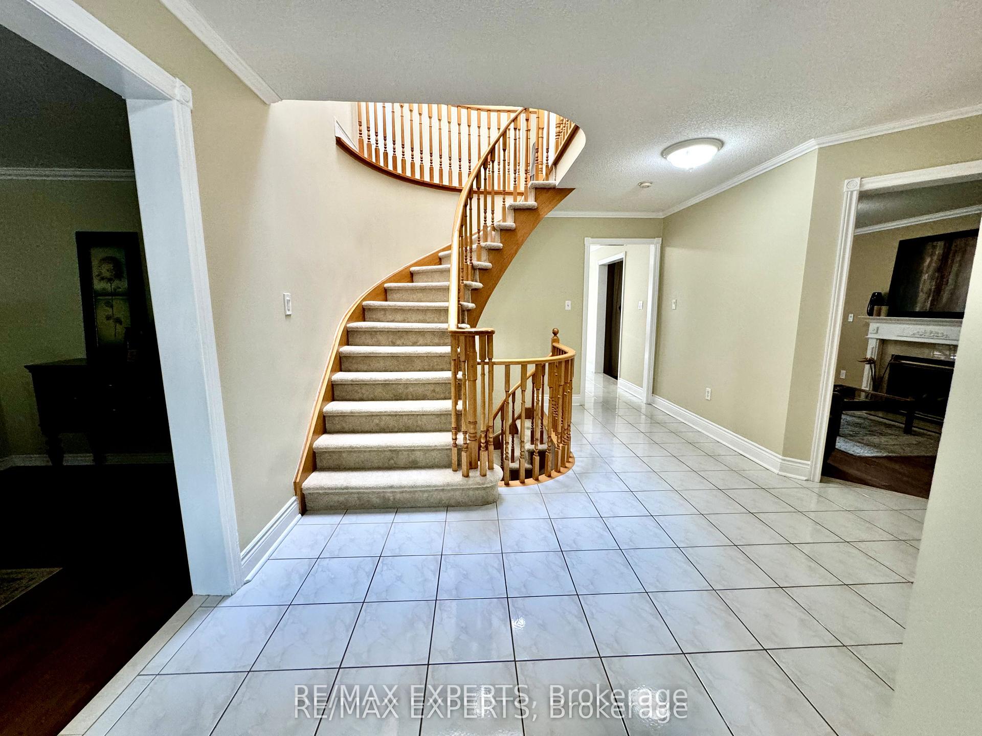 Photo 3 of 23 Kingsridge Road, Barrie, Bayshore — HOMEH