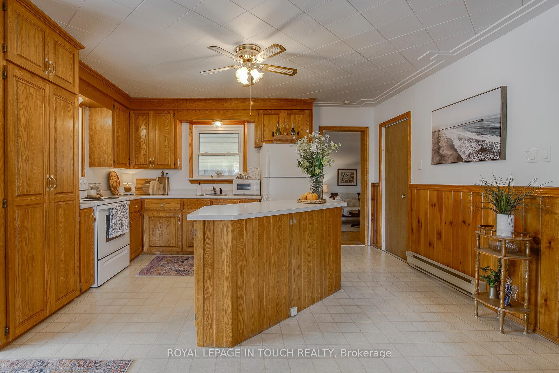 Photo 5 of 17 Edward Street, Penetanguishene — HOMEH