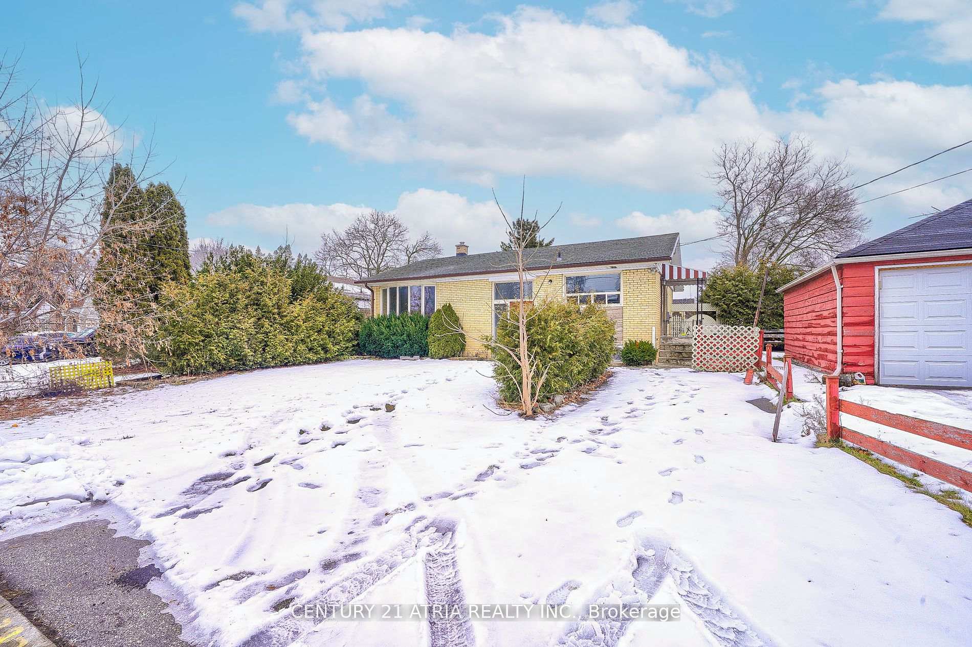 Front of 386 Paliser Crescent N