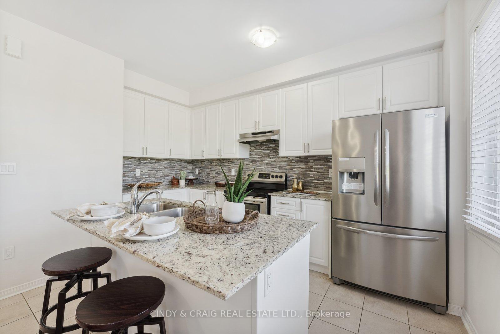 Photo 3 of 870 Atwater Path, Oshawa, Lakeview — HOMEH