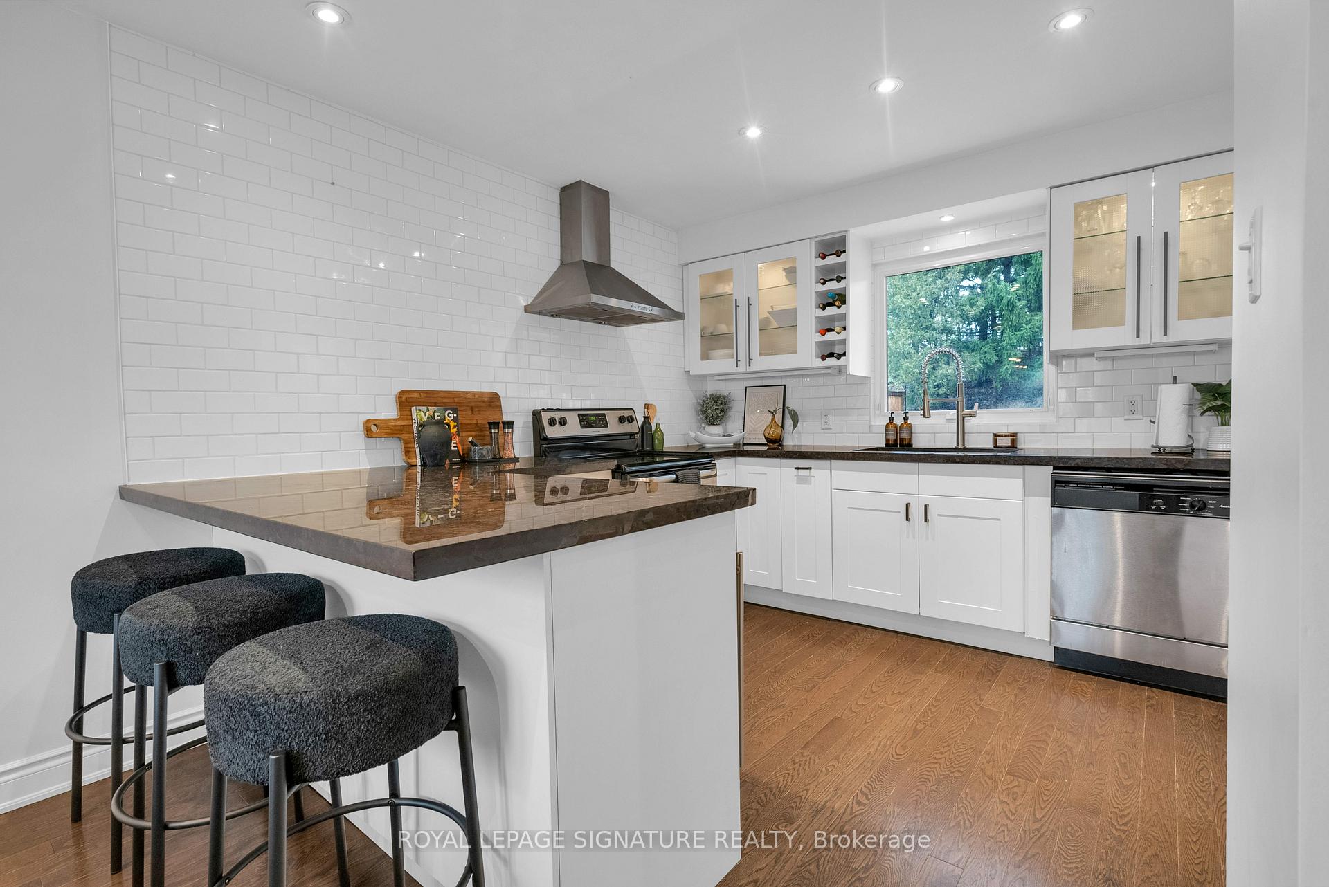 Photo 3 of 17 Birch Court, Aurora, Aurora Village — HOMEH
