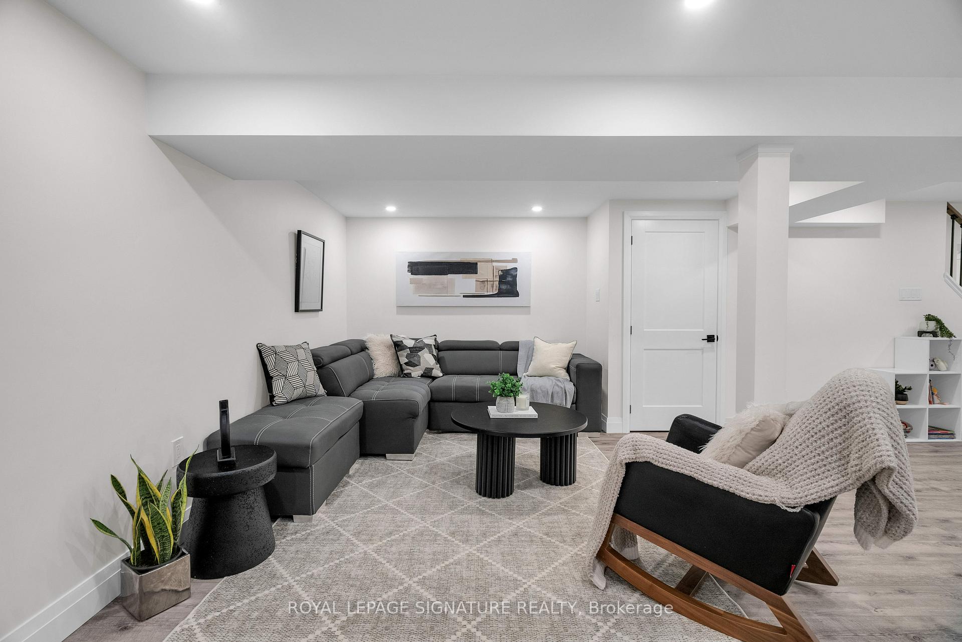Photo 10 of 17 Birch Court, Aurora, Aurora Village — HOMEH
