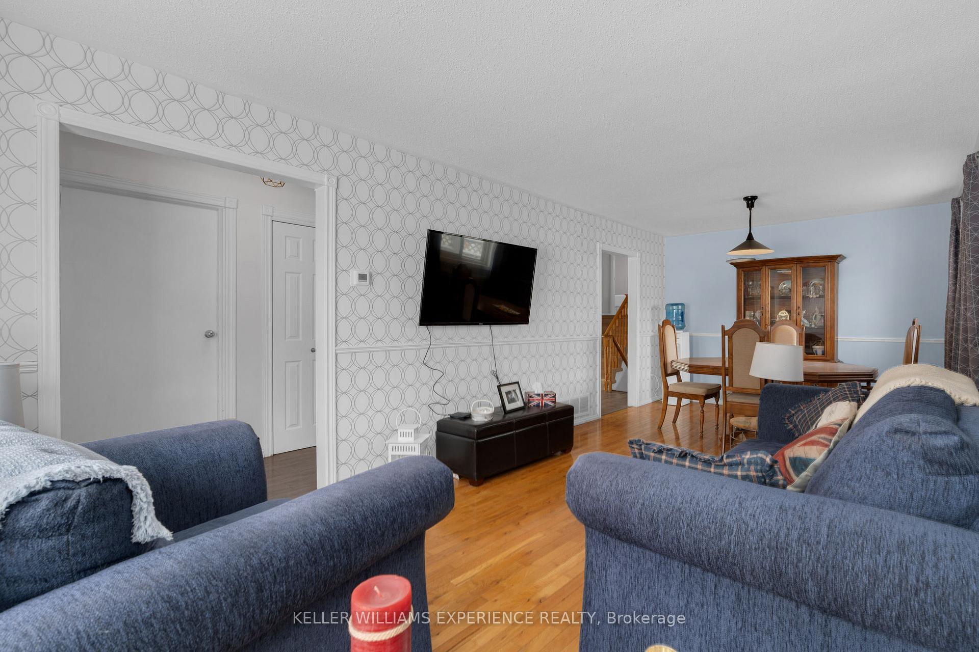 Photo 4 of 472 Leacock Drive, Barrie, Letitia Heights — HOMEH