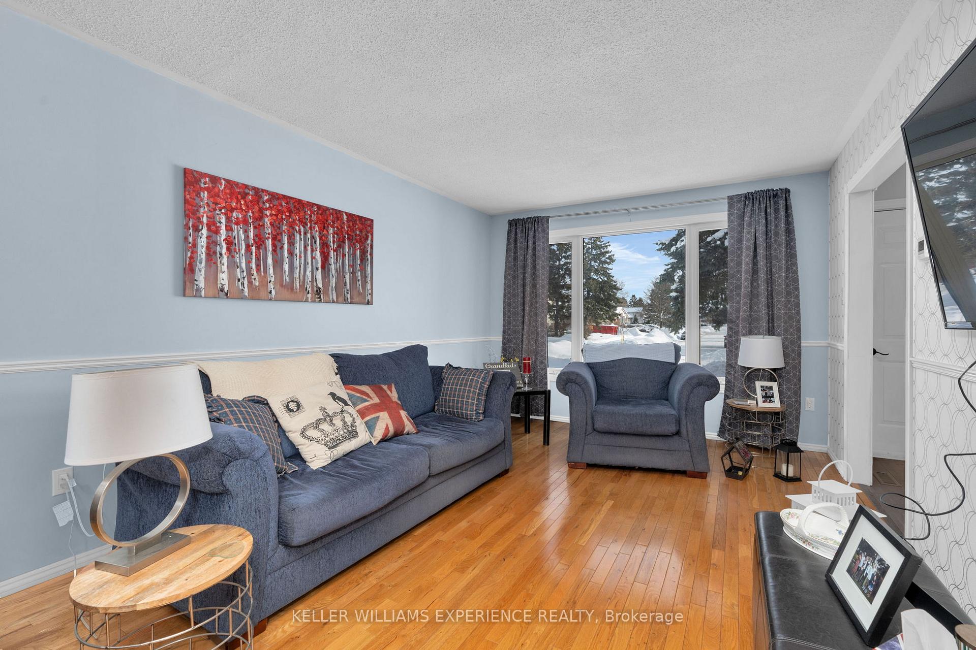 Photo 14 of 472 Leacock Drive, Barrie, Letitia Heights — HOMEH