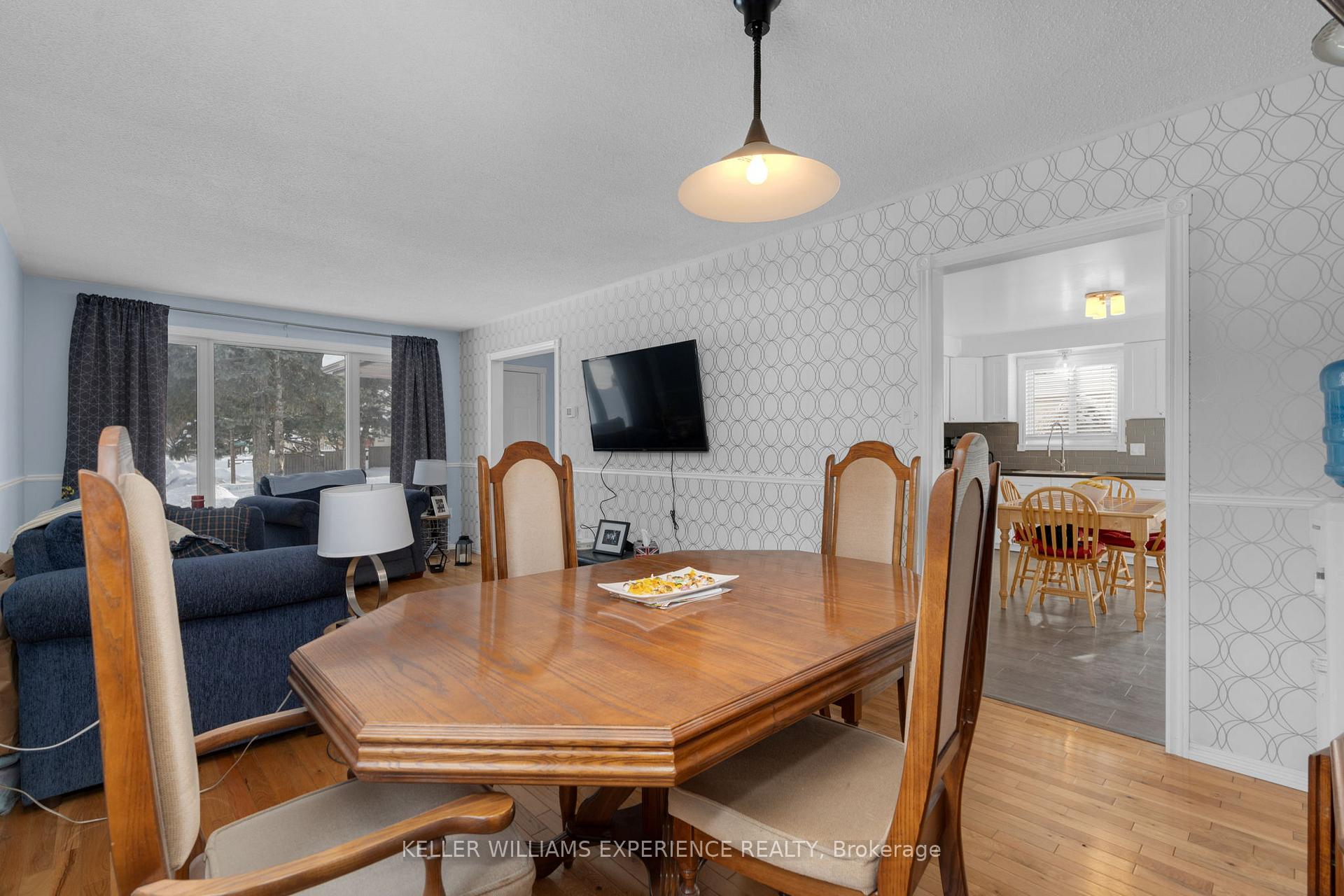Photo 9 of 472 Leacock Drive, Barrie, Letitia Heights — HOMEH