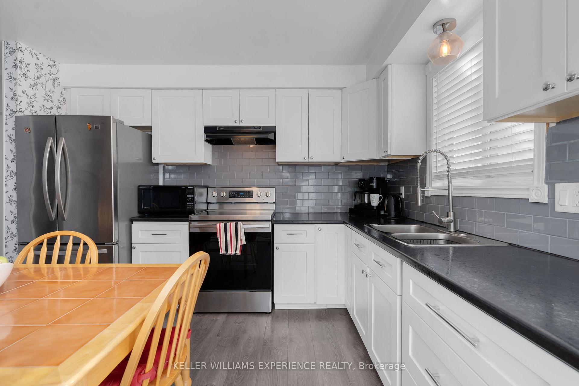 Photo 3 of 472 Leacock Drive, Barrie, Letitia Heights — HOMEH