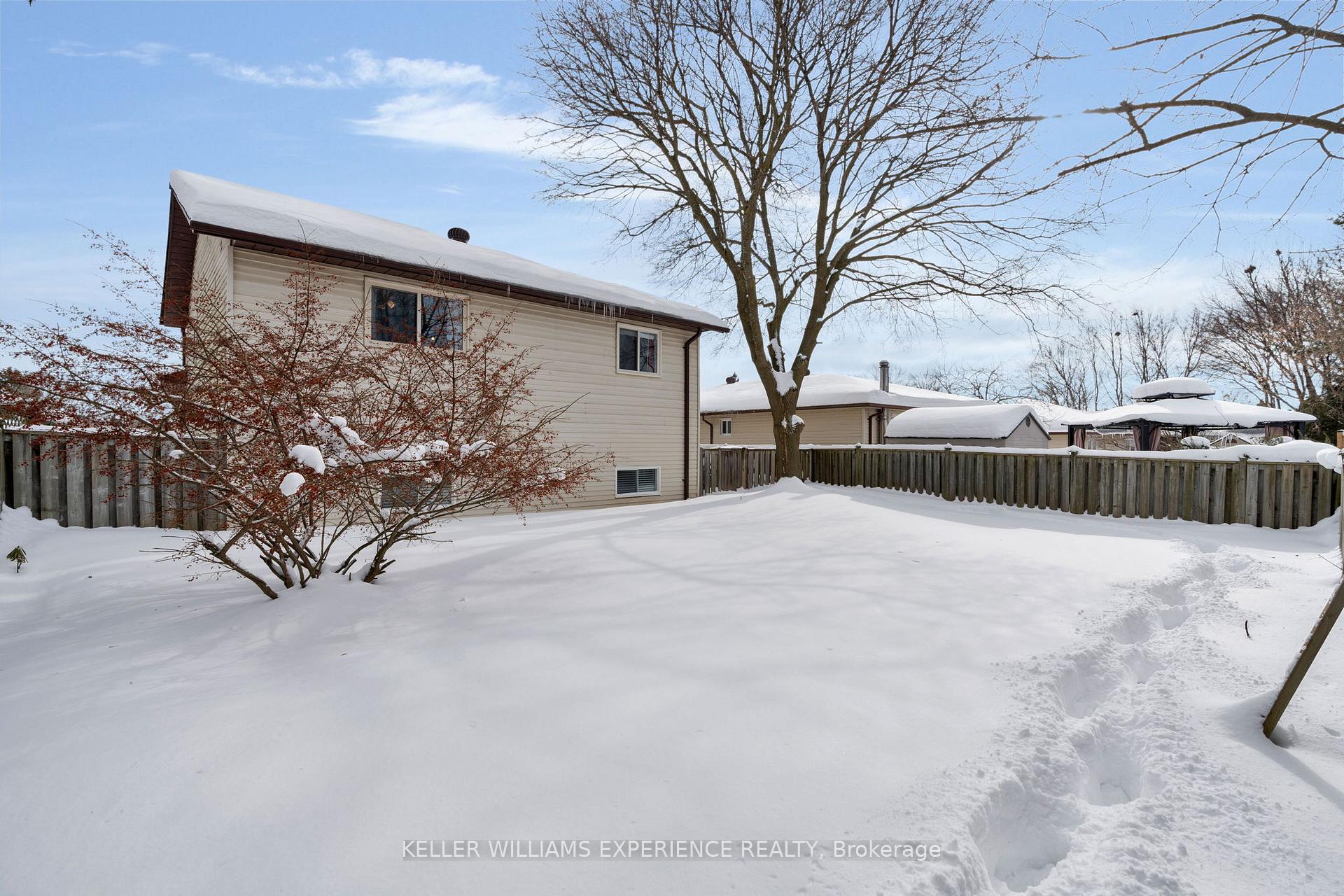 Photo 15 of 472 Leacock Drive, Barrie, Letitia Heights — HOMEH