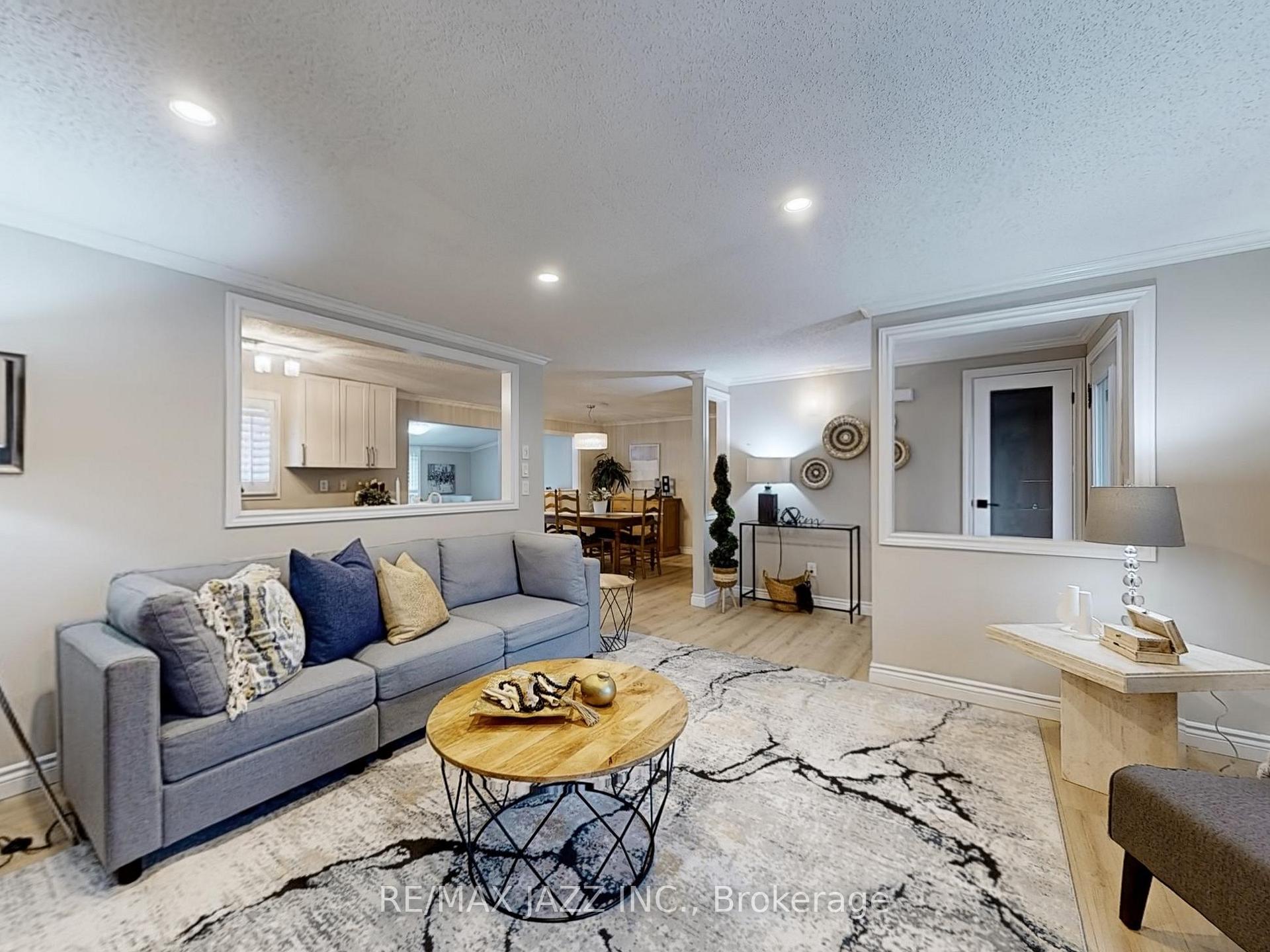 Photo 4 of 11 Canoe Court, Clarington, Newcastle — HOMEH