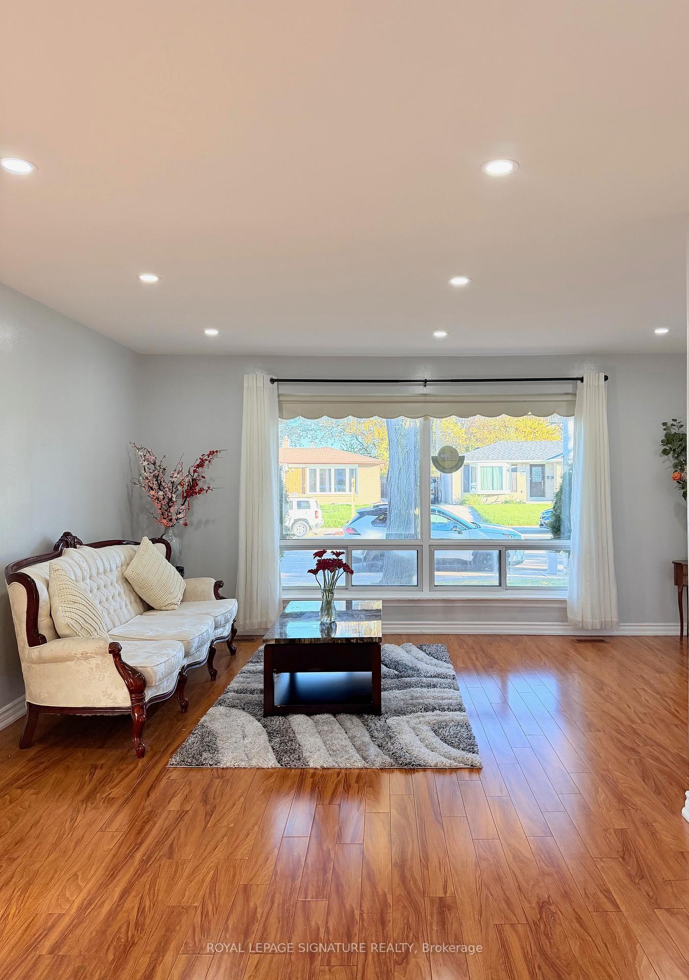 Photo 12 of 25 Birchbank Road, Brampton, Avondale — HOMEH
