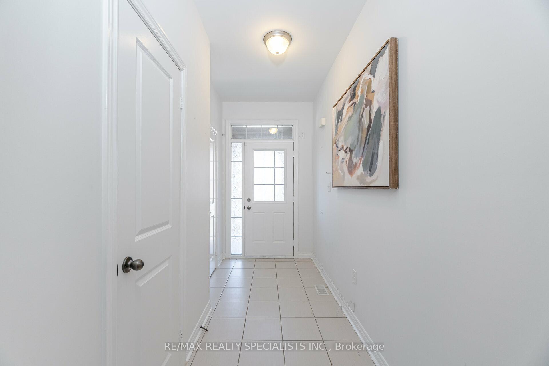Photo 5 of 35 Merrybrook Trail, Brampton, Brampton North — HOMEH