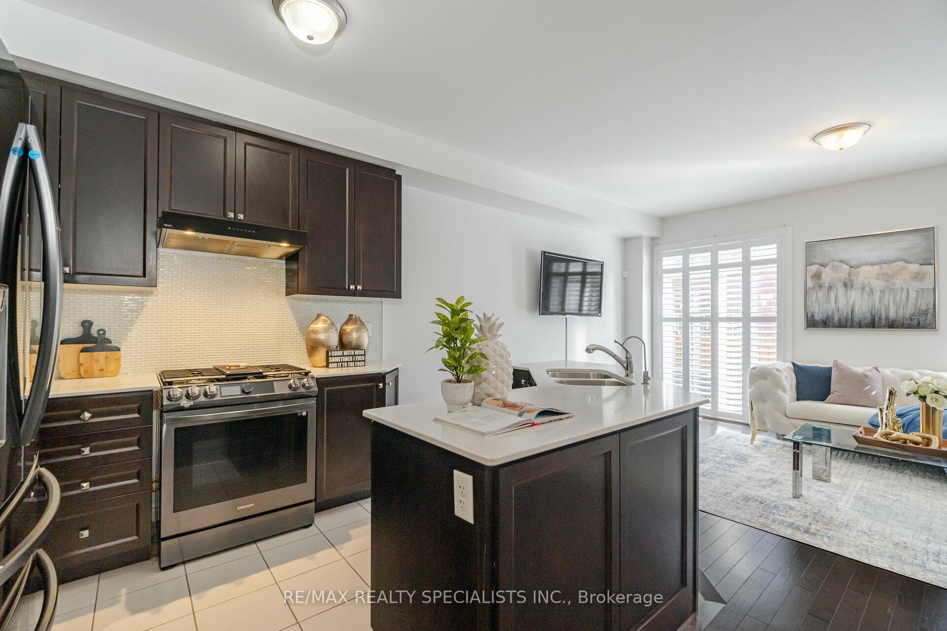 Photo 8 of 35 Merrybrook Trail, Brampton, Brampton North — HOMEH