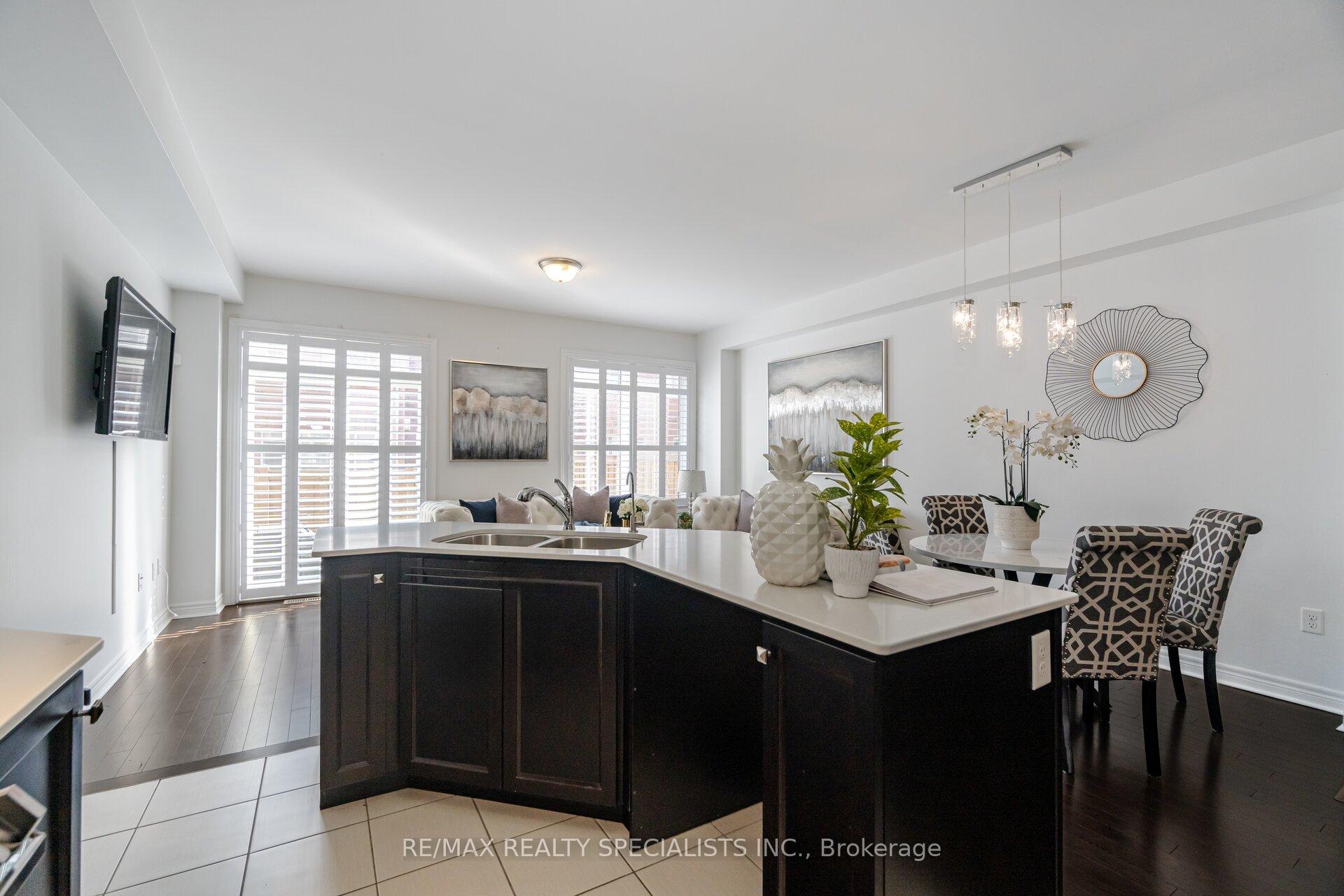 Photo 11 of 35 Merrybrook Trail, Brampton, Brampton North — HOMEH
