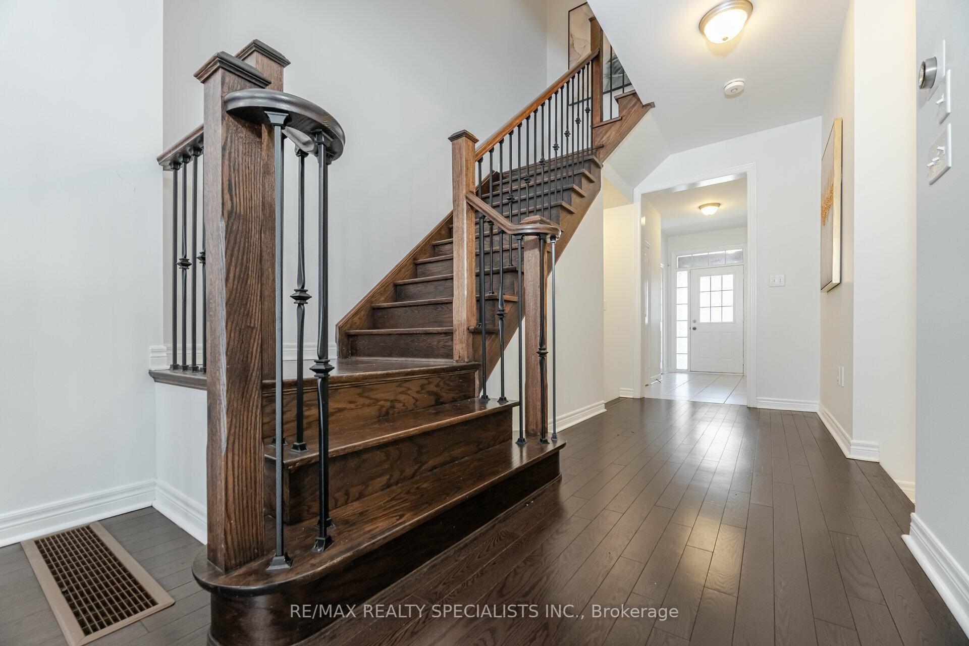 Photo 13 of 35 Merrybrook Trail, Brampton, Brampton North — HOMEH
