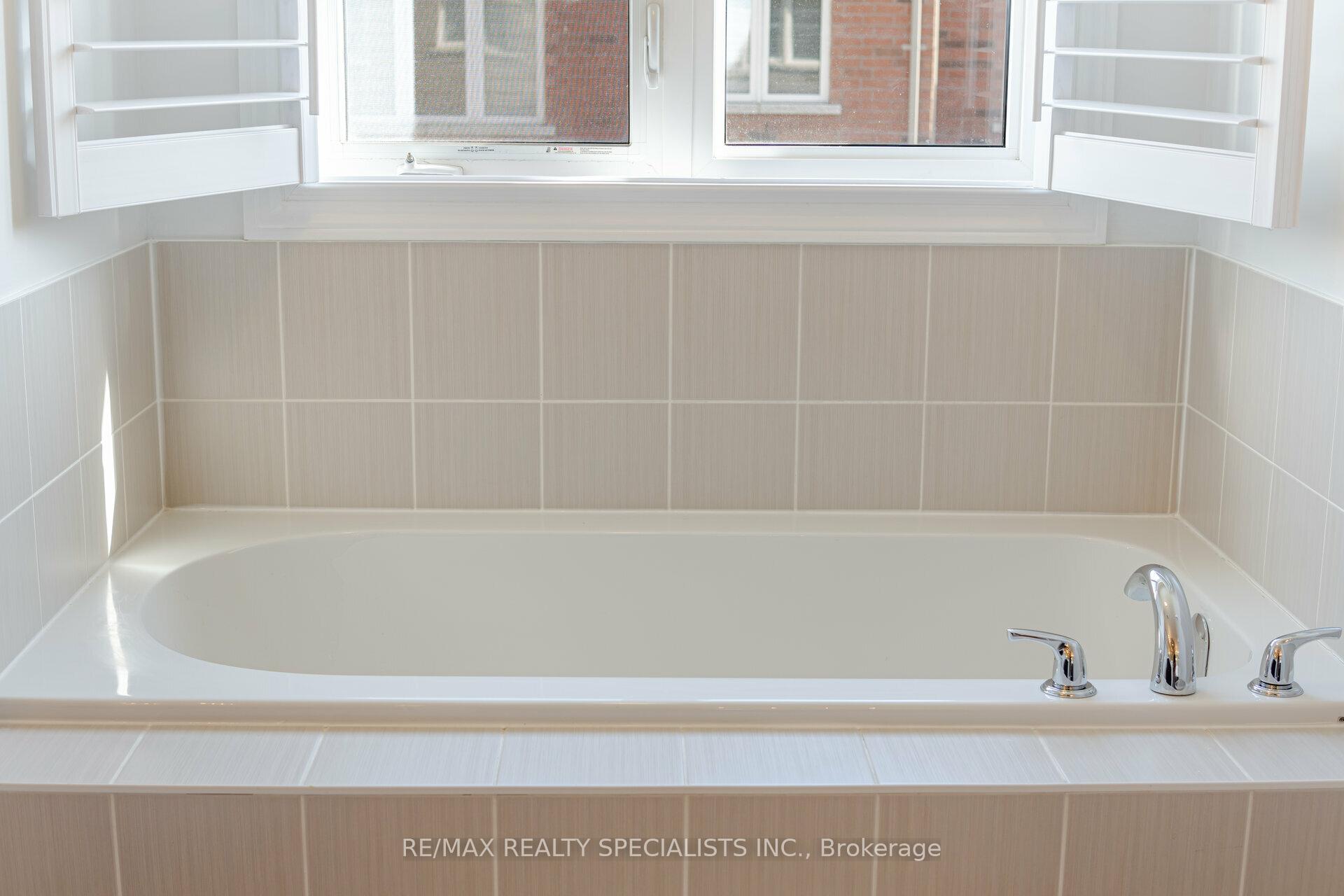 Photo 21 of 35 Merrybrook Trail, Brampton, Brampton North — HOMEH