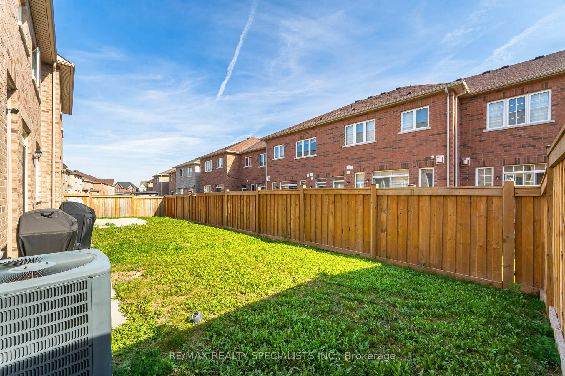 Photo 32 of 35 Merrybrook Trail, Brampton, Brampton North — HOMEH