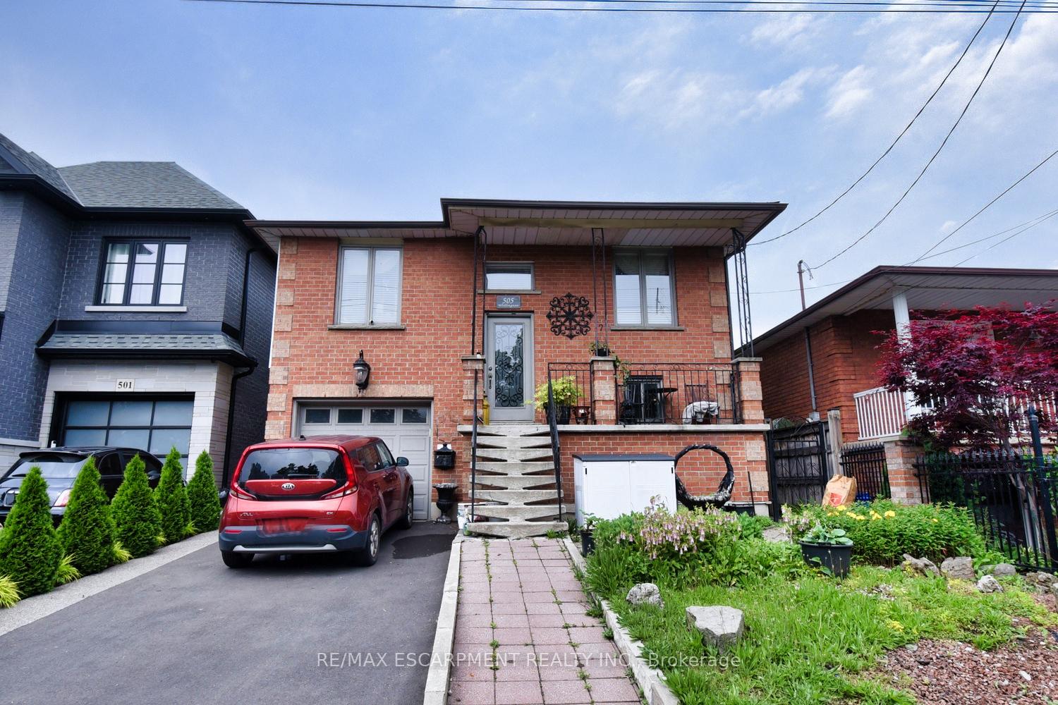 Front of 505 Wellington Street N