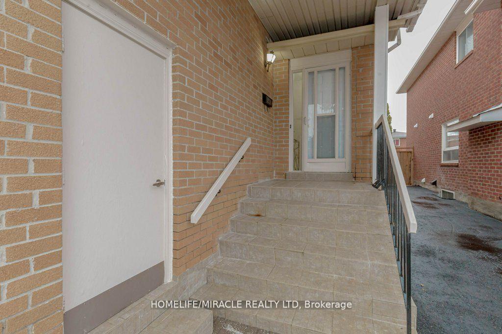 Photo 2 of 66 Ebby Avenue, Brampton, Heart Lake West — HOMEH